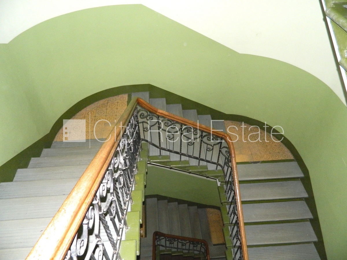 Sludinājumi. Fasādes māja, ieeja no ielas, kāpņu telpa pēc kosmētiskā remonta, logi vērsti mājas abās pusēs, Cena: 600 EUR/mēn Foto #21