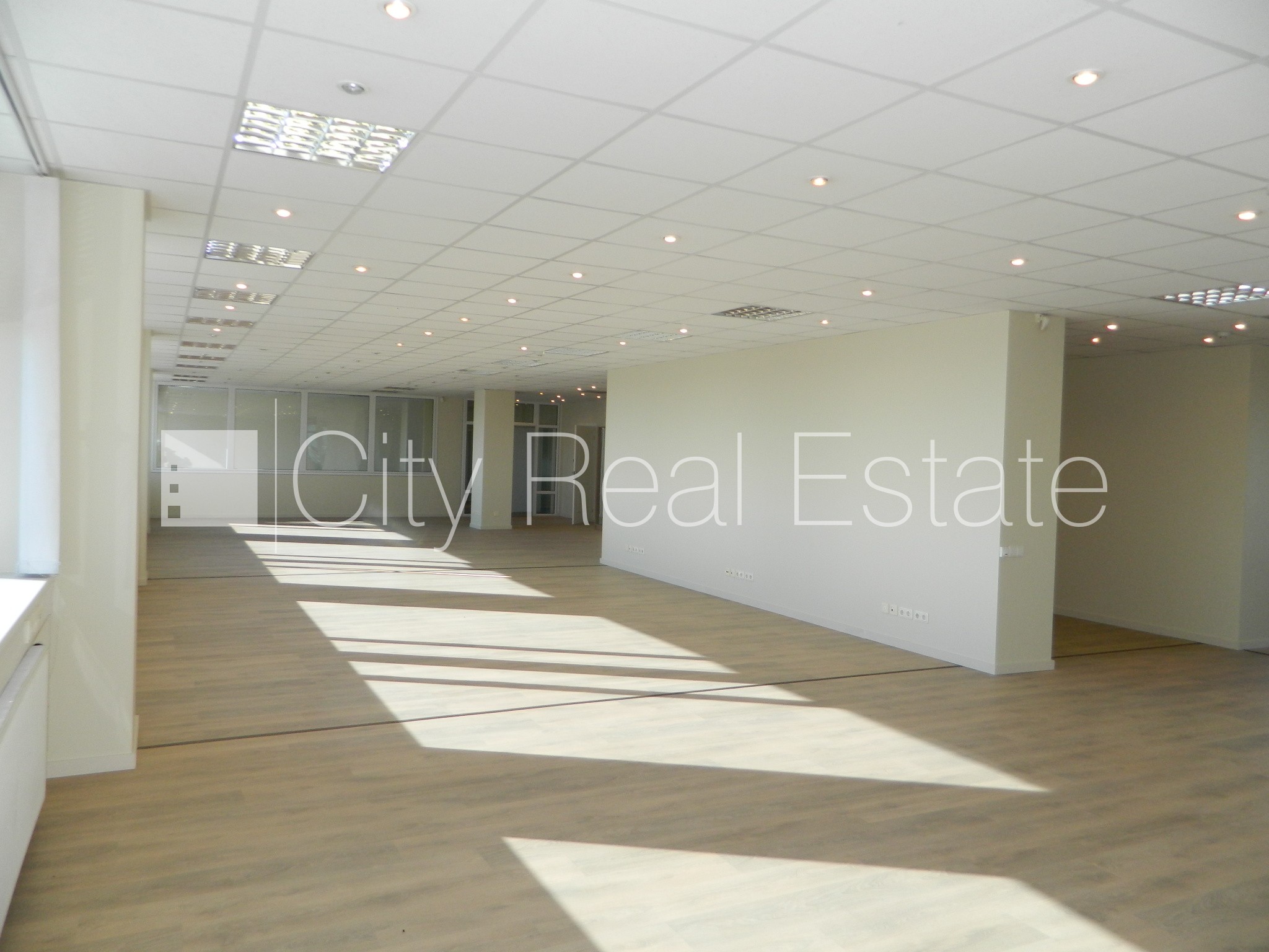 Sludinājumi. Fasādes māja, labiekārtota apzaļumota teritorija, vieta vairākām automašīnām, ir lifts, logi vērsti Cena: 3240 EUR/mēn Foto #1