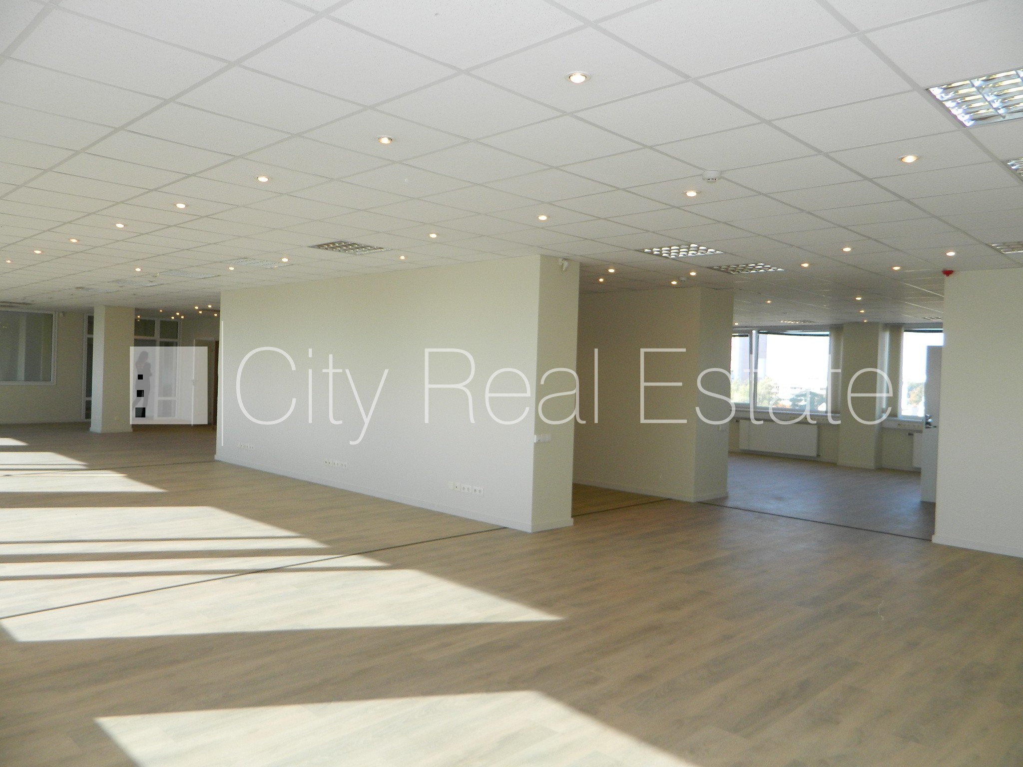 Sludinājumi. Fasādes māja, labiekārtota apzaļumota teritorija, vieta vairākām automašīnām, ir lifts, logi vērsti Cena: 3240 EUR/mēn Foto #4