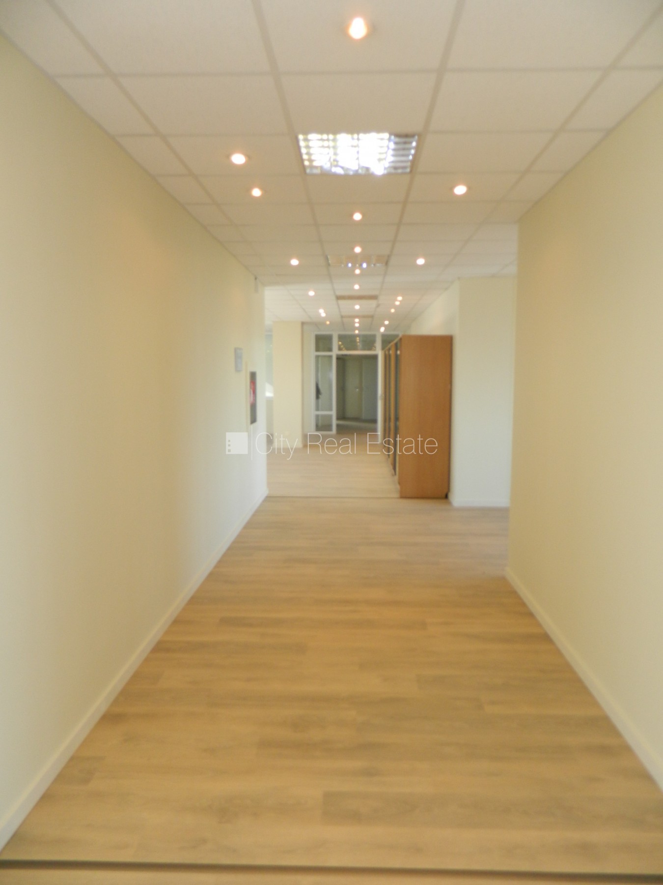 Sludinājumi. Fasādes māja, labiekārtota apzaļumota teritorija, vieta vairākām automašīnām, ir lifts, logi vērsti Cena: 3240 EUR/mēn Foto #6