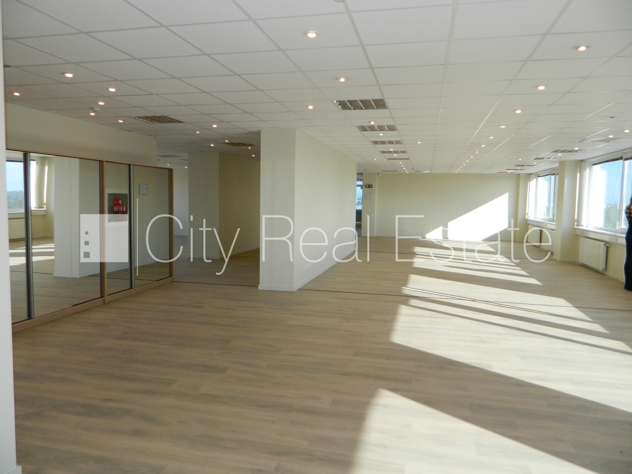 Sludinājumi. Fasādes māja, labiekārtota apzaļumota teritorija, vieta vairākām automašīnām, ir lifts, logi vērsti Cena: 3240 EUR/mēn Foto #21