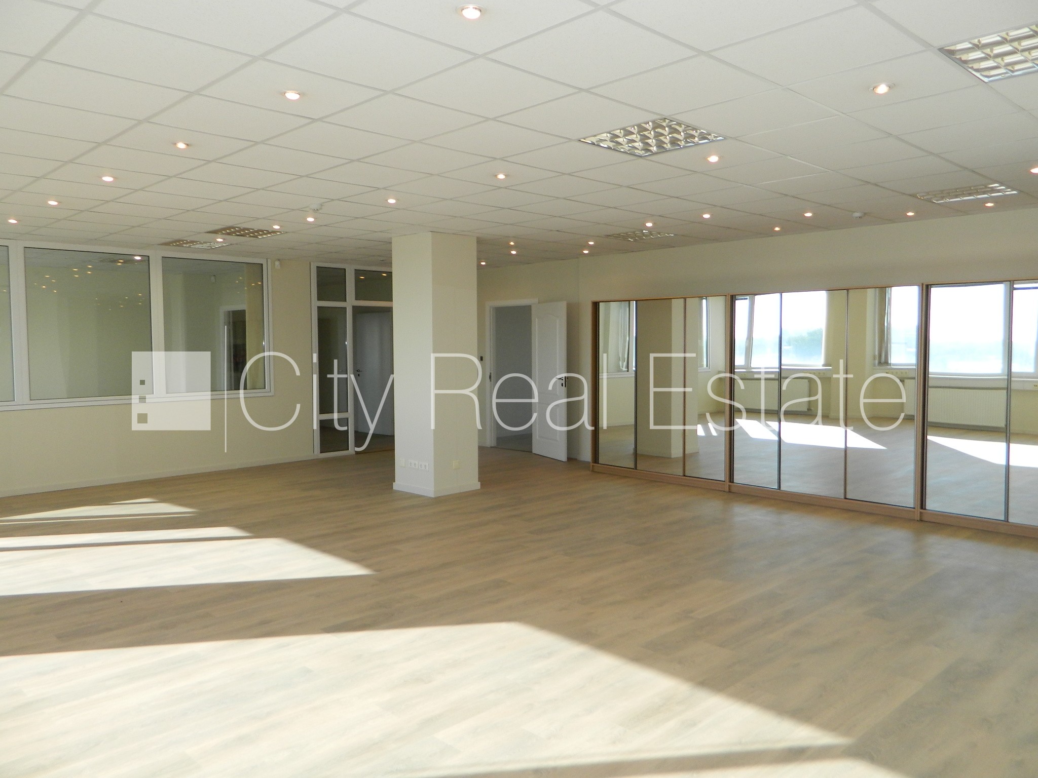 Sludinājumi. Fasādes māja, labiekārtota apzaļumota teritorija, vieta vairākām automašīnām, ir lifts, logi vērsti Cena: 3240 EUR/mēn Foto #7