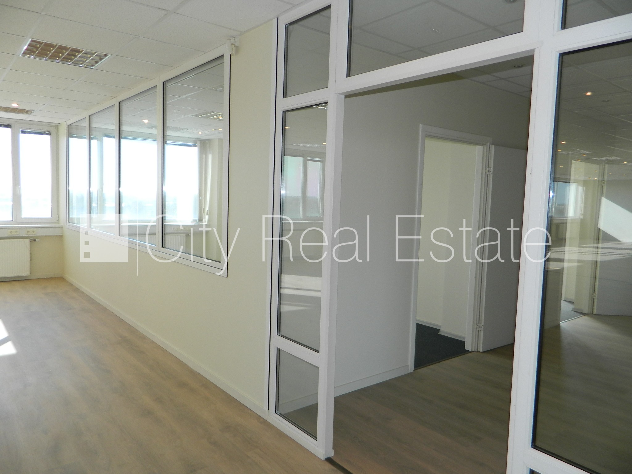 Sludinājumi. Fasādes māja, labiekārtota apzaļumota teritorija, vieta vairākām automašīnām, ir lifts, logi vērsti Cena: 3240 EUR/mēn Foto #9