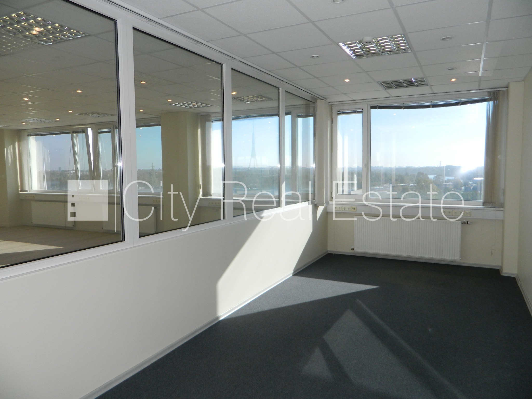 Sludinājumi. Fasādes māja, labiekārtota apzaļumota teritorija, vieta vairākām automašīnām, ir lifts, logi vērsti Cena: 3240 EUR/mēn Foto #22