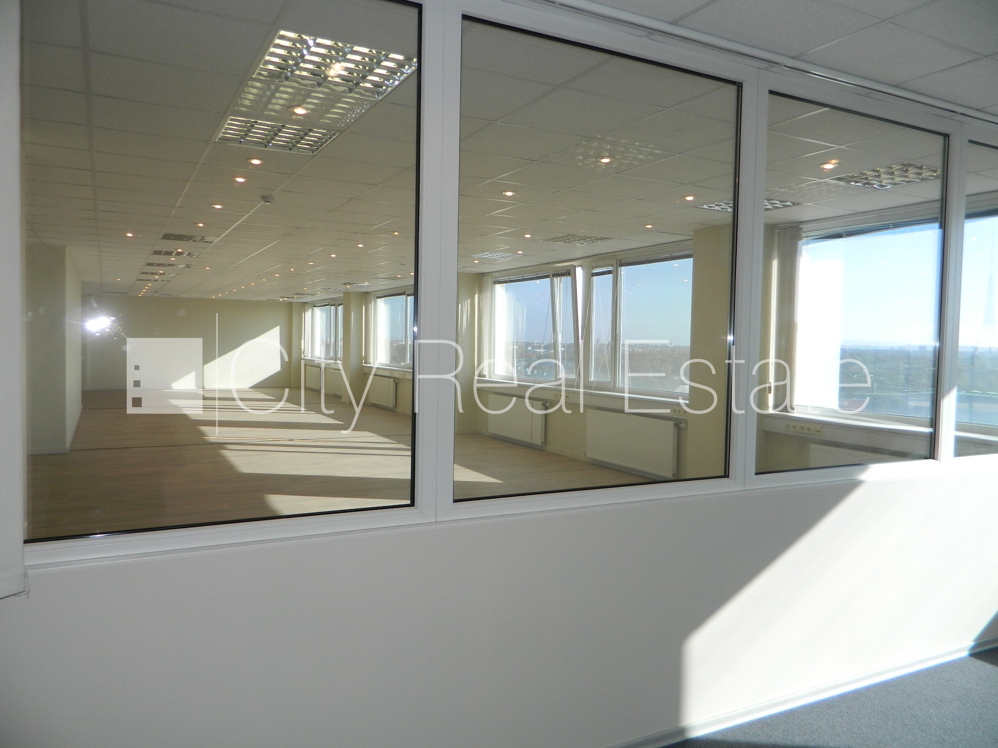 Sludinājumi. Fasādes māja, labiekārtota apzaļumota teritorija, vieta vairākām automašīnām, ir lifts, logi vērsti Cena: 3240 EUR/mēn Foto #10