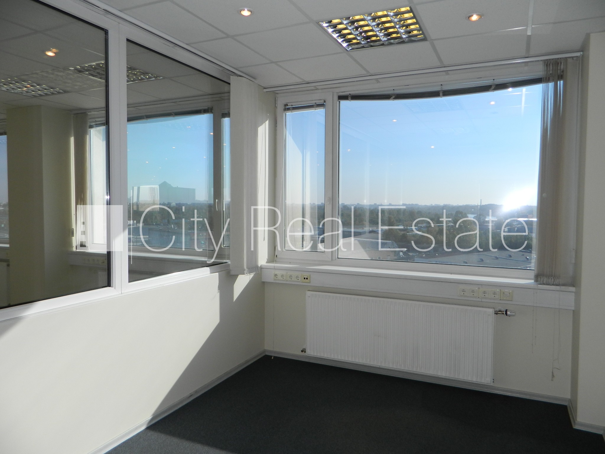 Sludinājumi. Fasādes māja, labiekārtota apzaļumota teritorija, vieta vairākām automašīnām, ir lifts, logi vērsti Cena: 3240 EUR/mēn Foto #23