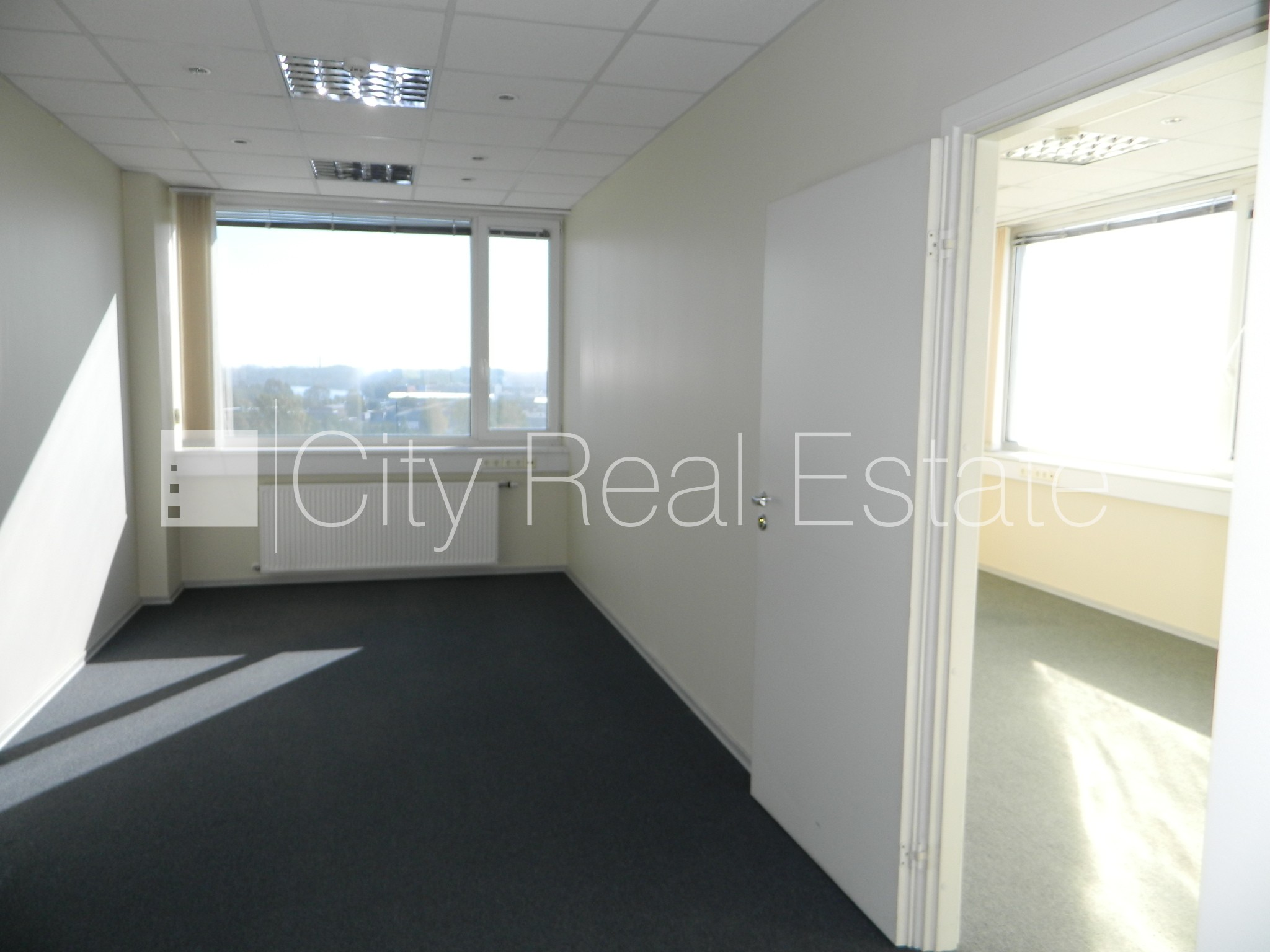 Sludinājumi. Fasādes māja, labiekārtota apzaļumota teritorija, vieta vairākām automašīnām, ir lifts, logi vērsti Cena: 3240 EUR/mēn Foto #11