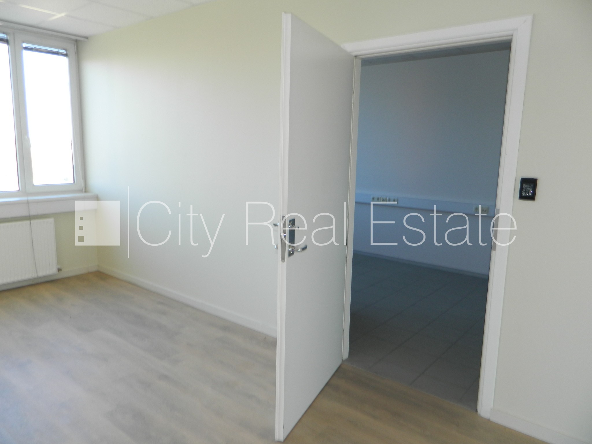 Sludinājumi. Fasādes māja, labiekārtota apzaļumota teritorija, vieta vairākām automašīnām, ir lifts, logi vērsti Cena: 3240 EUR/mēn Foto #12