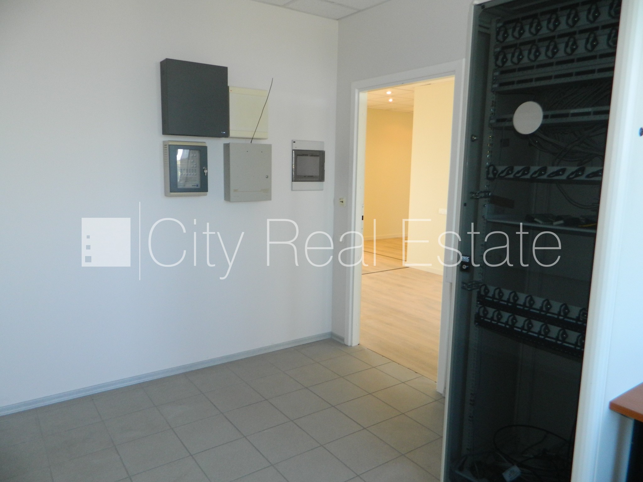 Sludinājumi. Fasādes māja, labiekārtota apzaļumota teritorija, vieta vairākām automašīnām, ir lifts, logi vērsti Cena: 3240 EUR/mēn Foto #13