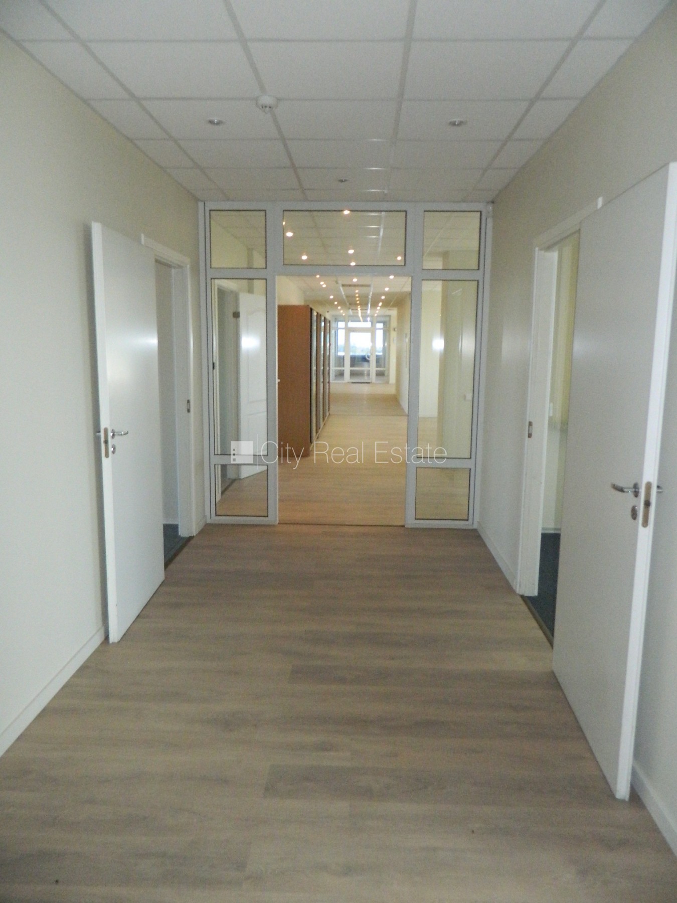 Sludinājumi. Fasādes māja, labiekārtota apzaļumota teritorija, vieta vairākām automašīnām, ir lifts, logi vērsti Cena: 3240 EUR/mēn Foto #14