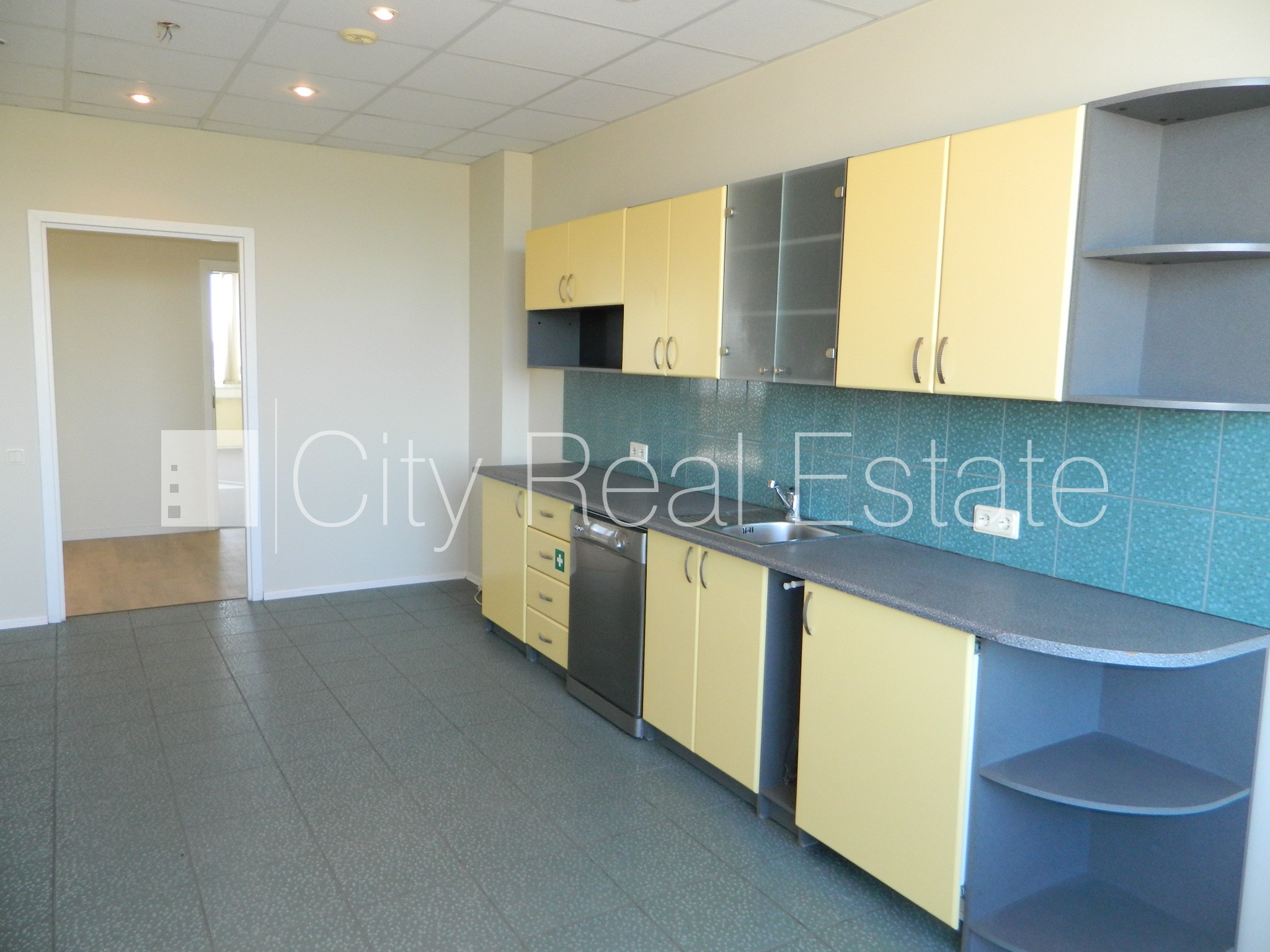 Sludinājumi. Fasādes māja, labiekārtota apzaļumota teritorija, vieta vairākām automašīnām, ir lifts, logi vērsti Cena: 3240 EUR/mēn Foto #15