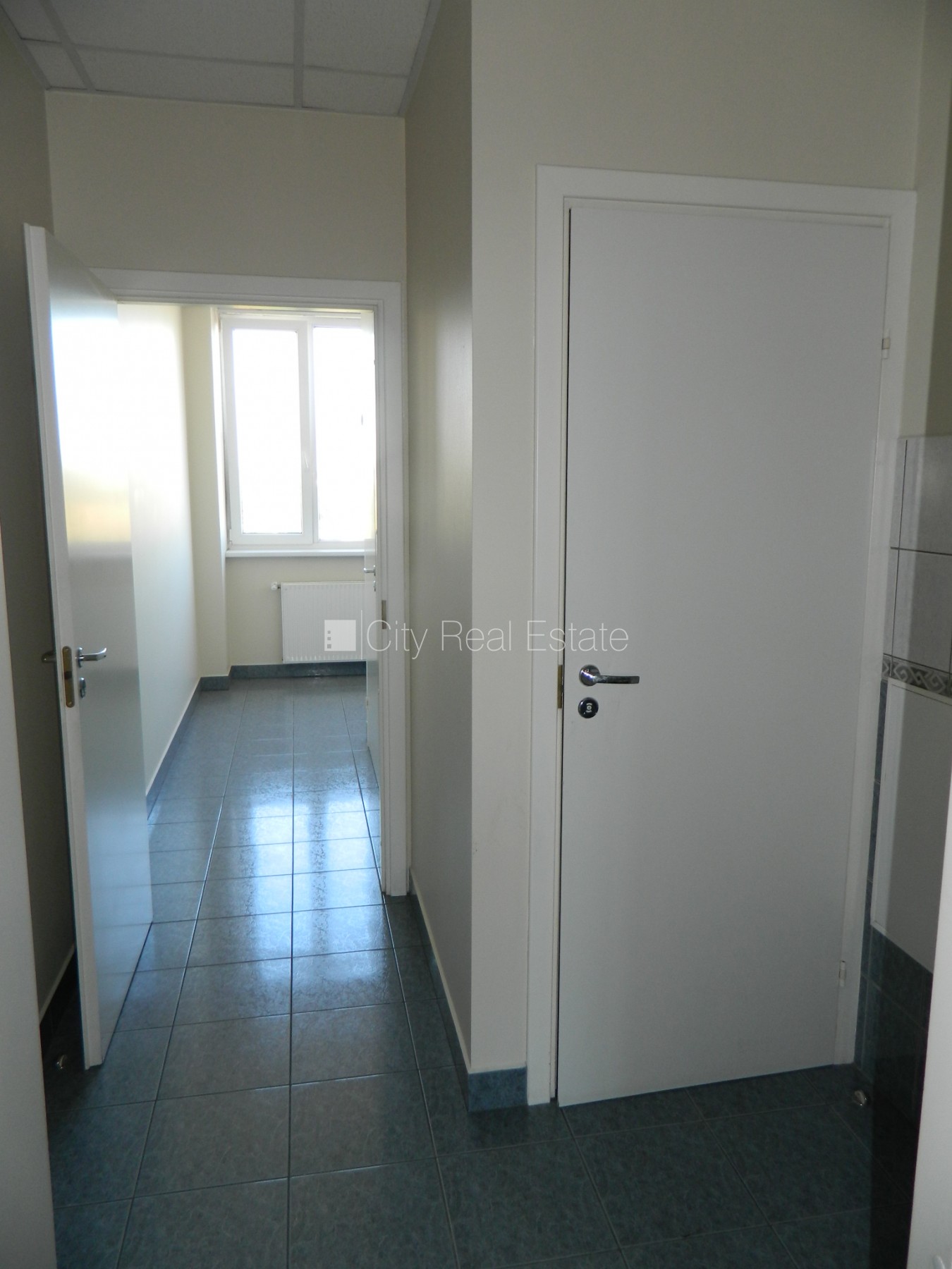 Sludinājumi. Fasādes māja, labiekārtota apzaļumota teritorija, vieta vairākām automašīnām, ir lifts, logi vērsti Cena: 3240 EUR/mēn Foto #16