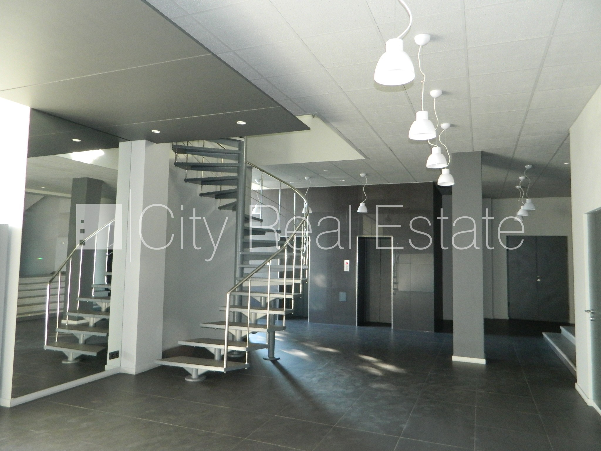 Sludinājumi. Fasādes māja, labiekārtota apzaļumota teritorija, vieta vairākām automašīnām, ir lifts, logi vērsti Cena: 3240 EUR/mēn Foto #19