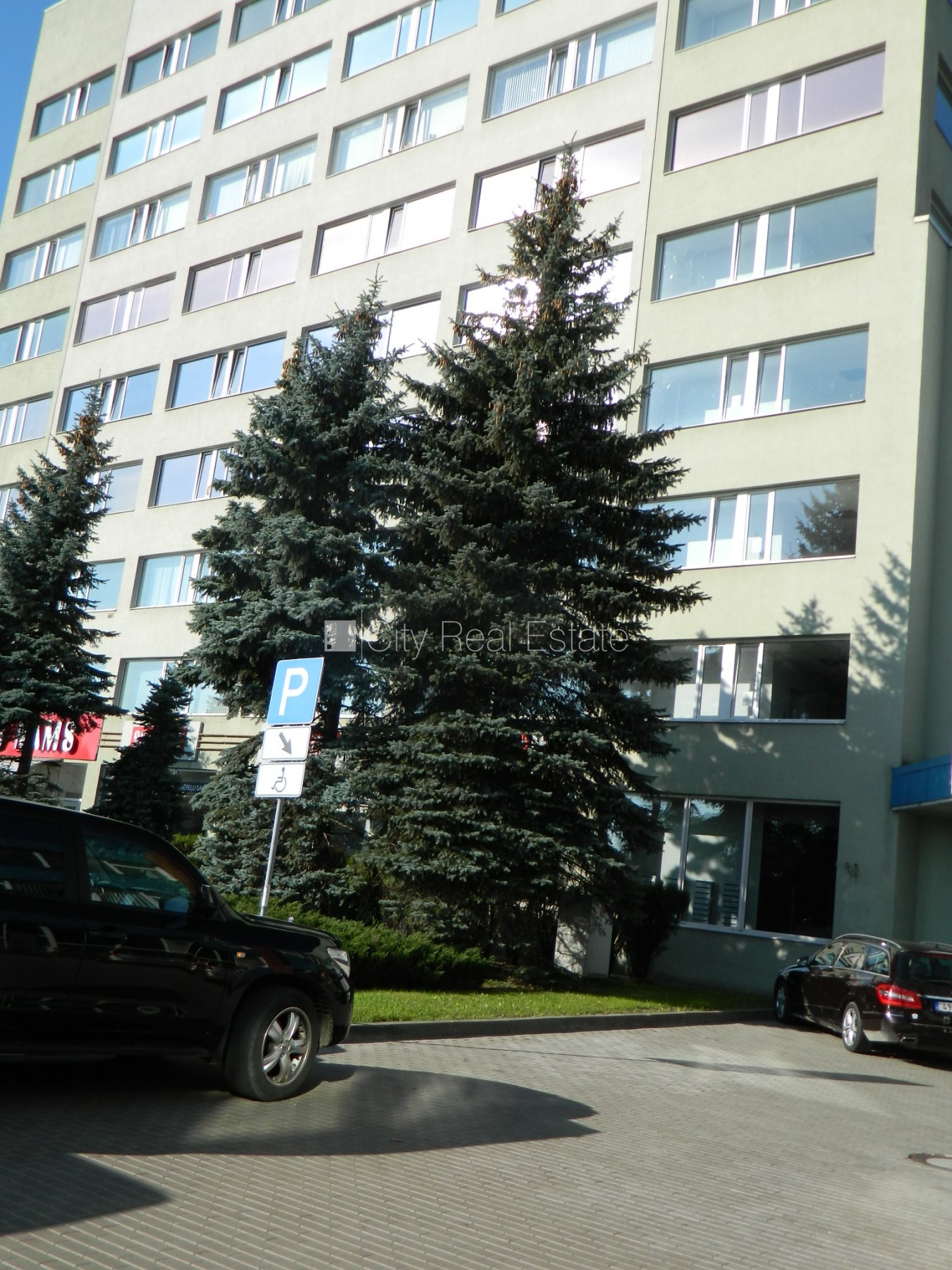 Sludinājumi. Fasādes māja, labiekārtota apzaļumota teritorija, vieta vairākām automašīnām, ir lifts, logi vērsti Cena: 3240 EUR/mēn Foto #20