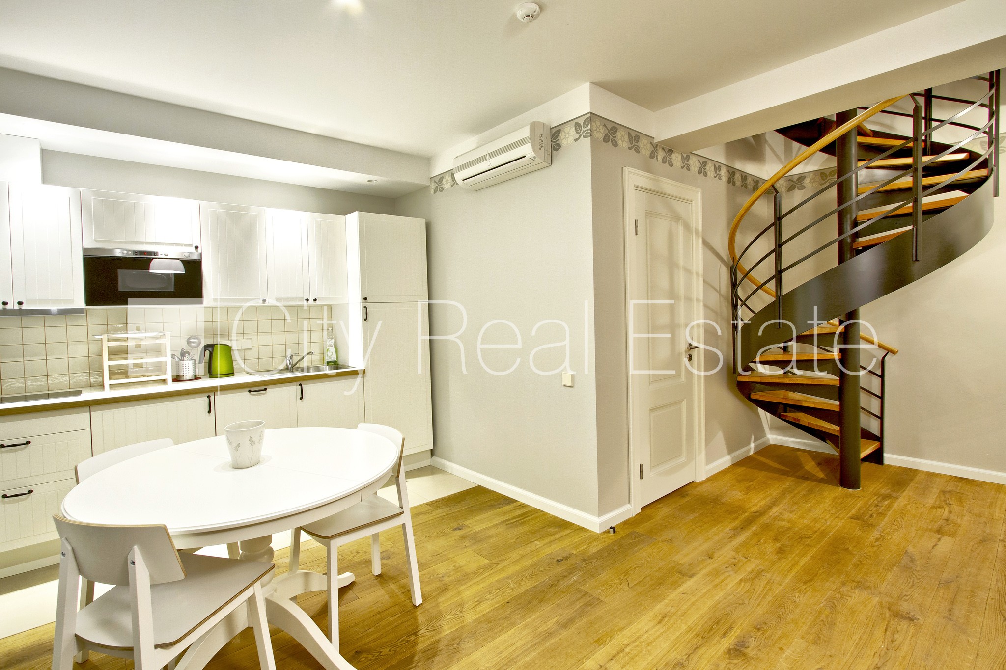 Sludinājumi. Projekts - Semarah Apartamenti, renovēta māja, viena istaba izolēta, studio tipa, virtuve apvienota Cena: 900 EUR/mēn Foto #1