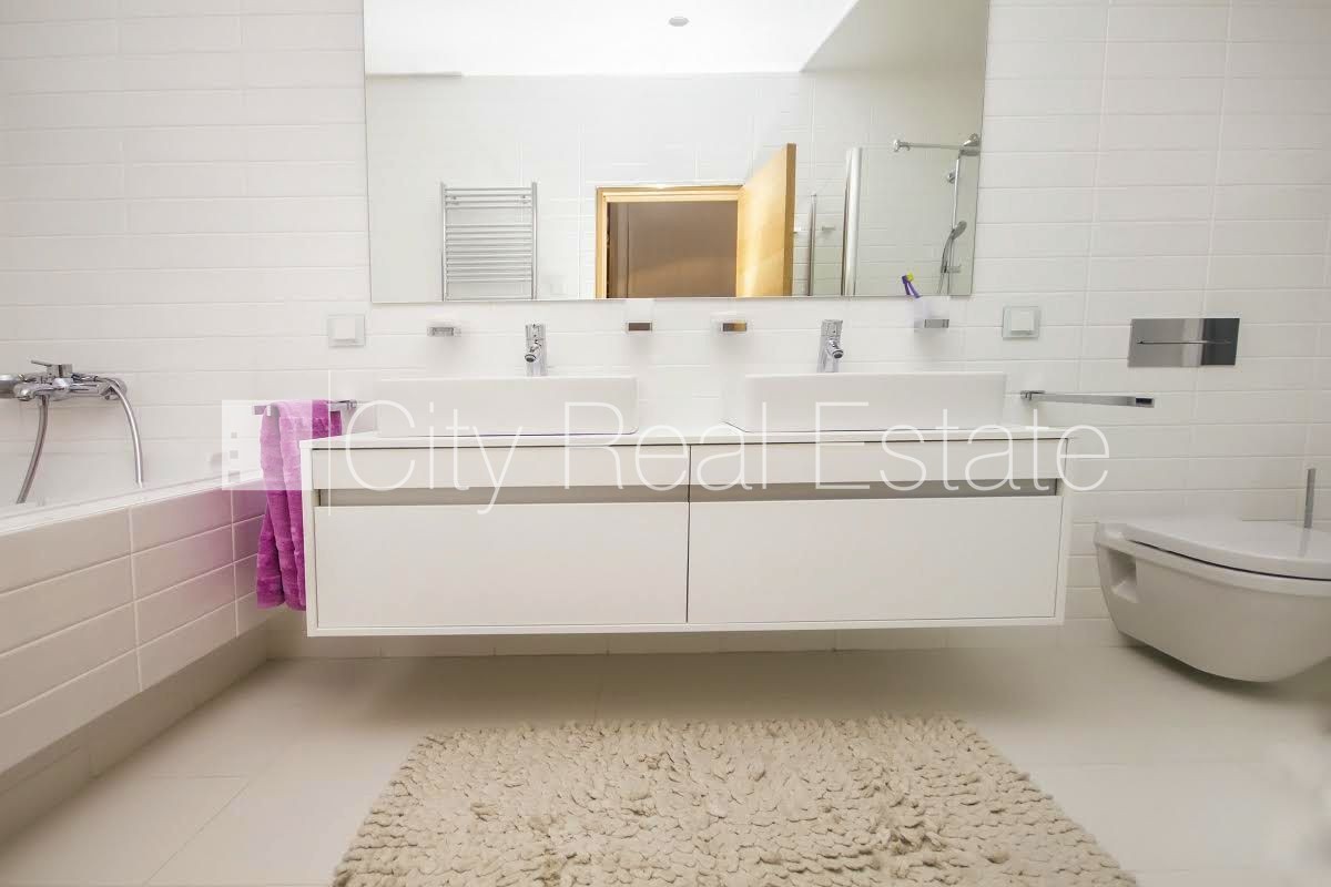 Sludinājumi. Privātmāja, labiekārtots apzaļumots pagalms, slēgts pagalms, balkons, terase, sauna, guļamistabu Cena: 1.35e+06 EUR Foto #24