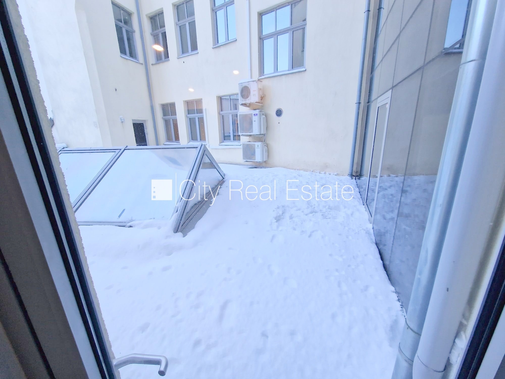 Sludinājumi. Fasādes māja, renovēta māja, objektu apsargā fiziskā apsardze, ieeja no ielas, ir lifts, kāpņu Cena: 2100 EUR/mēn Foto #14