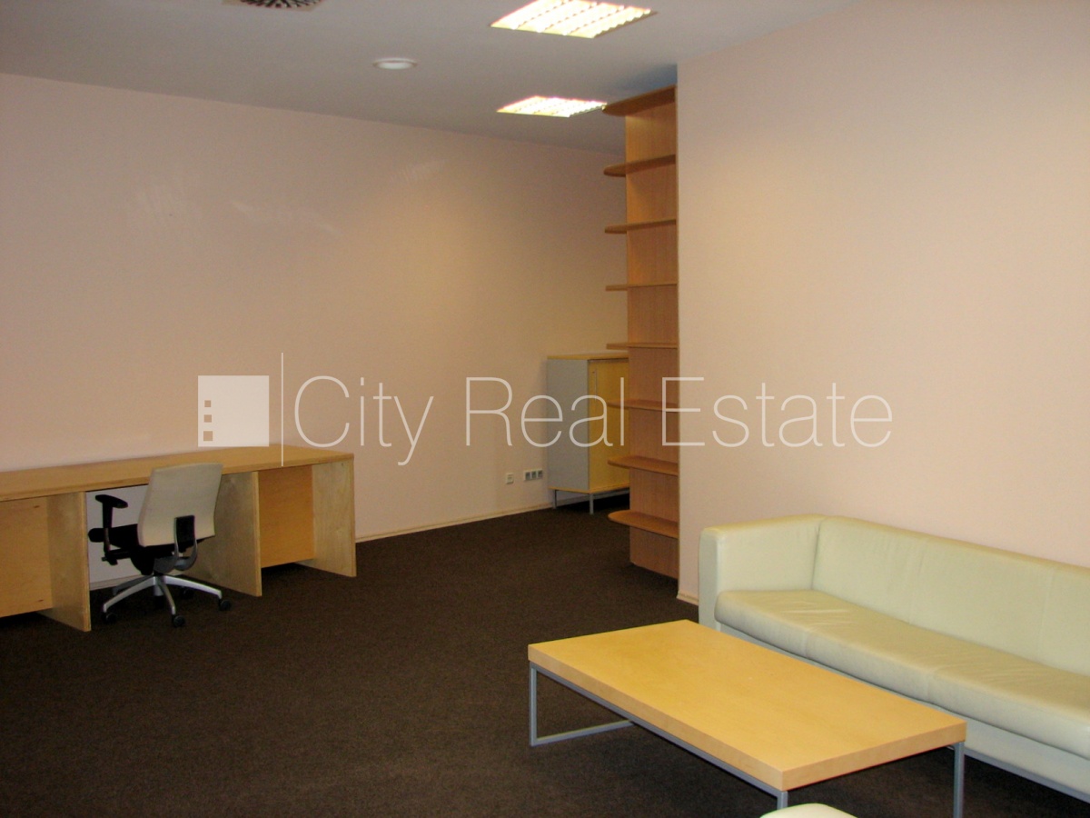 Sludinājumi. Fasādes māja, renovēta māja, objektu apsargā fiziskā apsardze, ieeja no ielas, ir lifts, kāpņu Cena: 2100 EUR/mēn Foto #6