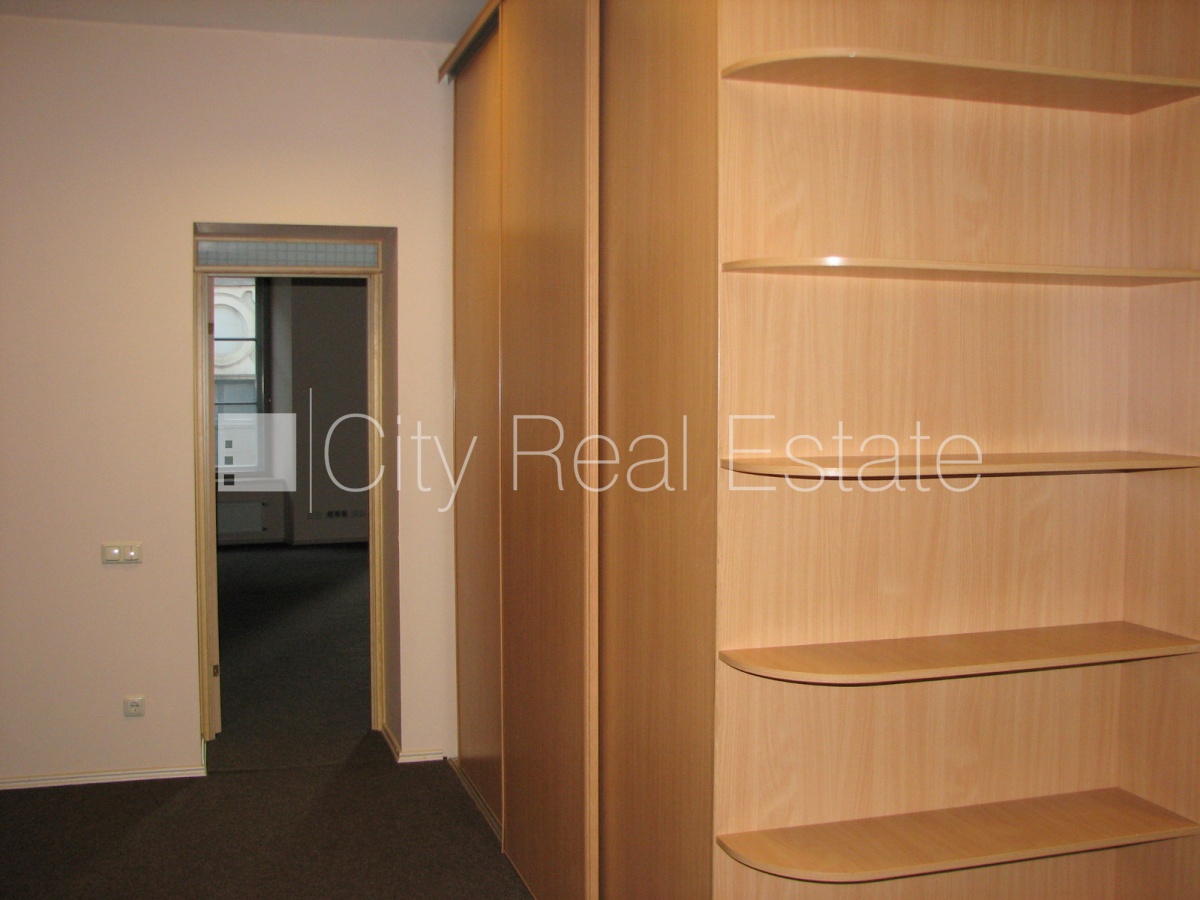 Sludinājumi. Fasādes māja, renovēta māja, objektu apsargā fiziskā apsardze, ieeja no ielas, ir lifts, kāpņu Cena: 2100 EUR/mēn Foto #7