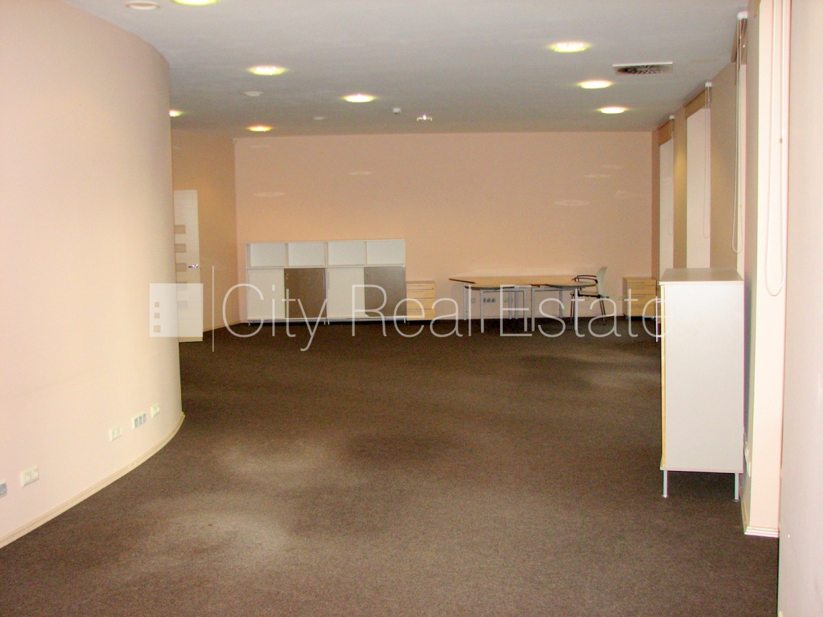 Sludinājumi. Fasādes māja, renovēta māja, objektu apsargā fiziskā apsardze, ieeja no ielas, ir lifts, kāpņu Cena: 2100 EUR/mēn Foto #3