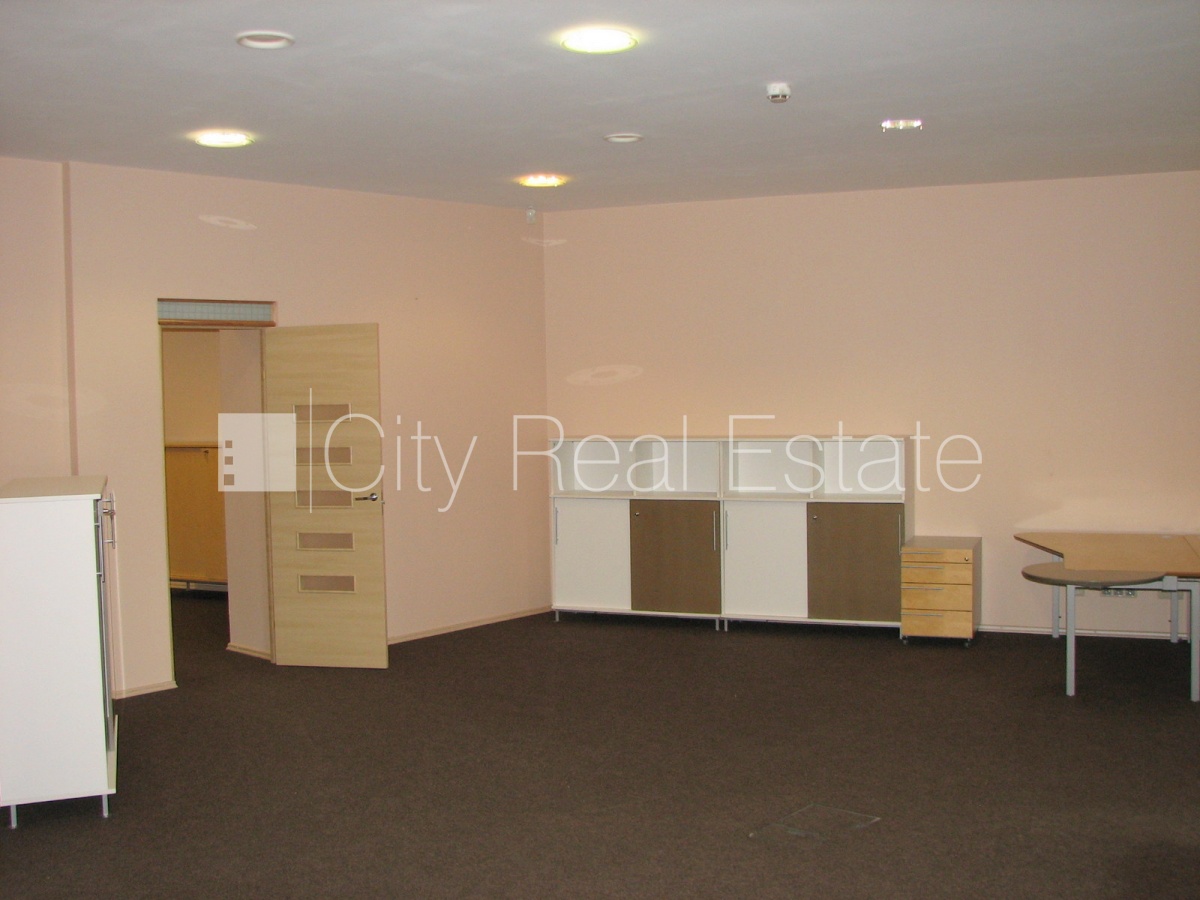 Sludinājumi. Fasādes māja, renovēta māja, objektu apsargā fiziskā apsardze, ieeja no ielas, ir lifts, kāpņu Cena: 2100 EUR/mēn Foto #4