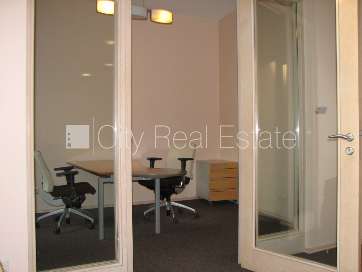 Sludinājumi. Fasādes māja, renovēta māja, objektu apsargā fiziskā apsardze, ieeja no ielas, ir lifts, kāpņu Cena: 2100 EUR/mēn Foto #2