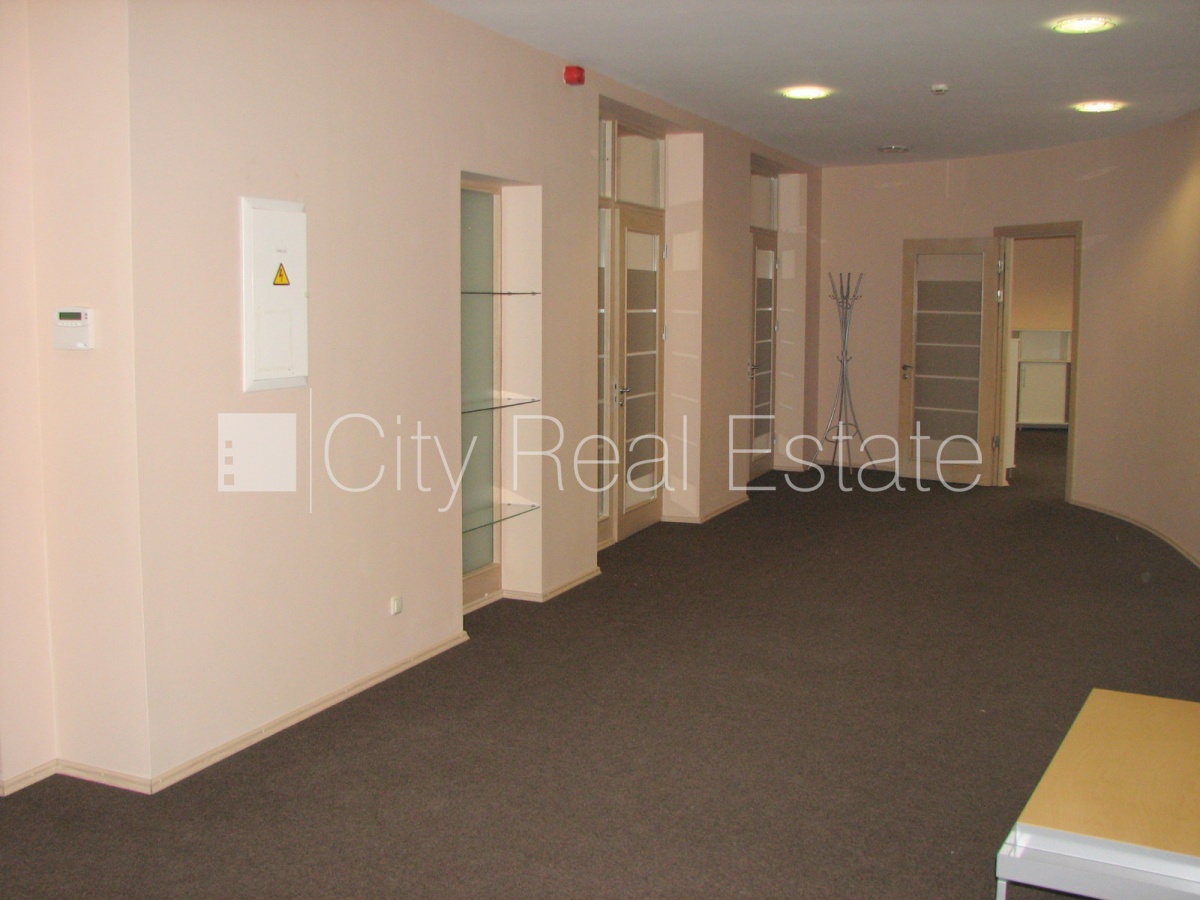 Sludinājumi. Fasādes māja, renovēta māja, objektu apsargā fiziskā apsardze, ieeja no ielas, ir lifts, kāpņu Cena: 2100 EUR/mēn Foto #8