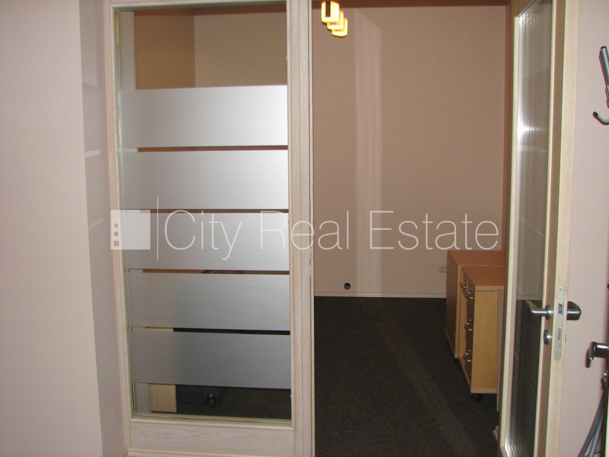 Sludinājumi. Fasādes māja, renovēta māja, objektu apsargā fiziskā apsardze, ieeja no ielas, ir lifts, kāpņu Cena: 2100 EUR/mēn Foto #9