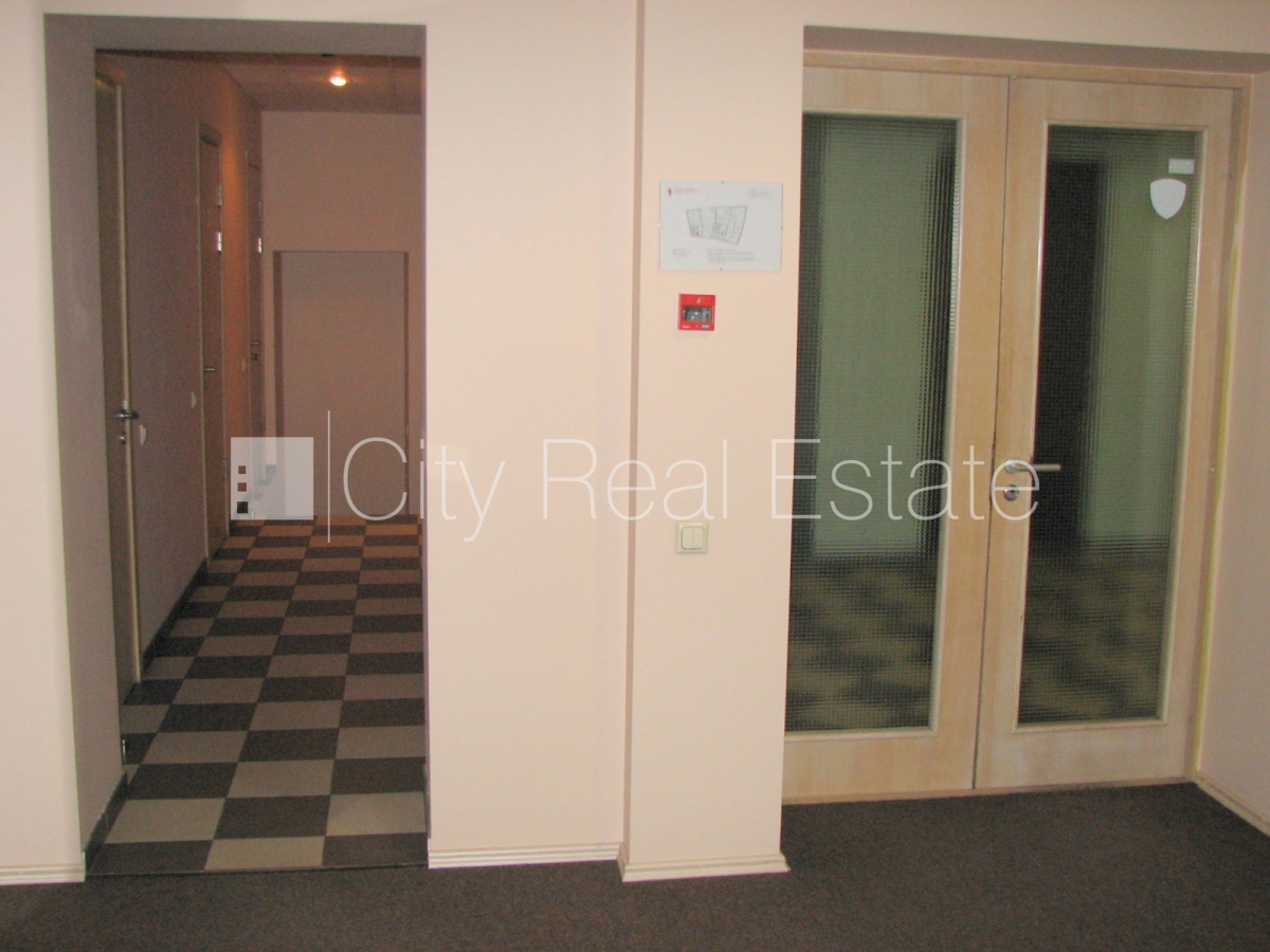 Sludinājumi. Fasādes māja, renovēta māja, objektu apsargā fiziskā apsardze, ieeja no ielas, ir lifts, kāpņu Cena: 2100 EUR/mēn Foto #10