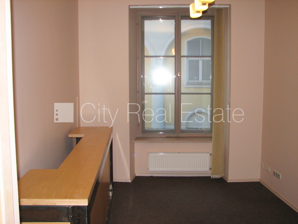 Sludinājumi. Fasādes māja, renovēta māja, objektu apsargā fiziskā apsardze, ieeja no ielas, ir lifts, kāpņu Cena: 2100 EUR/mēn Foto #11