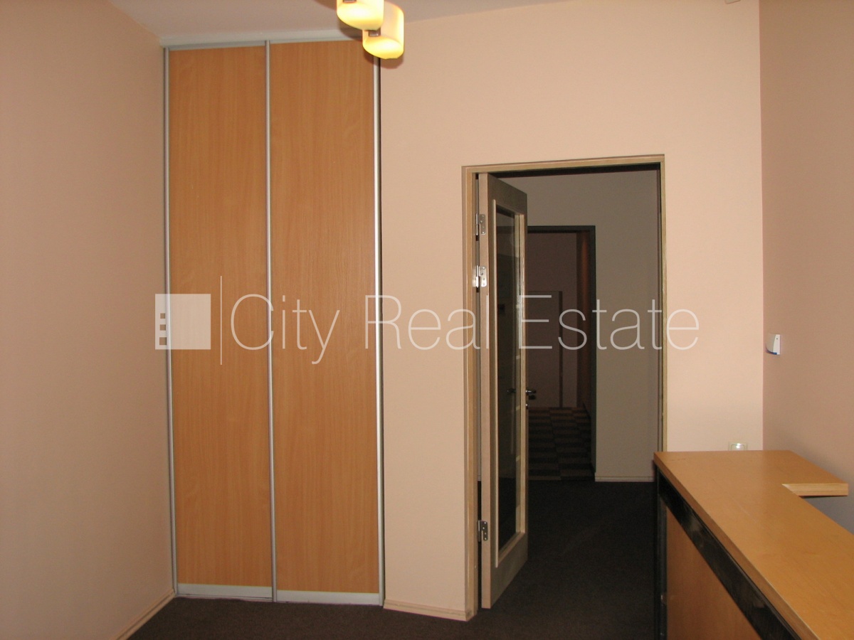 Sludinājumi. Fasādes māja, renovēta māja, objektu apsargā fiziskā apsardze, ieeja no ielas, ir lifts, kāpņu Cena: 2100 EUR/mēn Foto #12