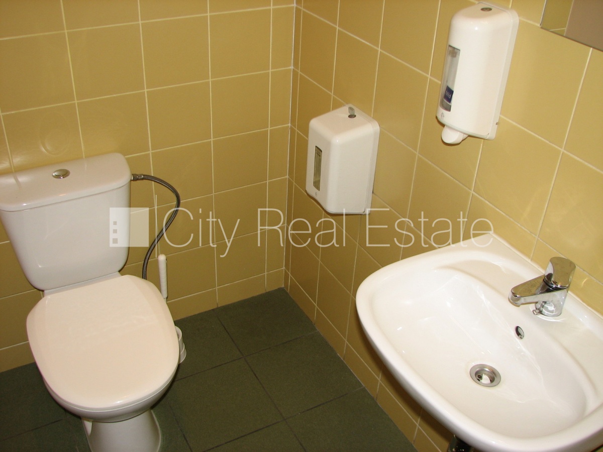 Sludinājumi. Fasādes māja, renovēta māja, objektu apsargā fiziskā apsardze, ieeja no ielas, ir lifts, kāpņu Cena: 2100 EUR/mēn Foto #13