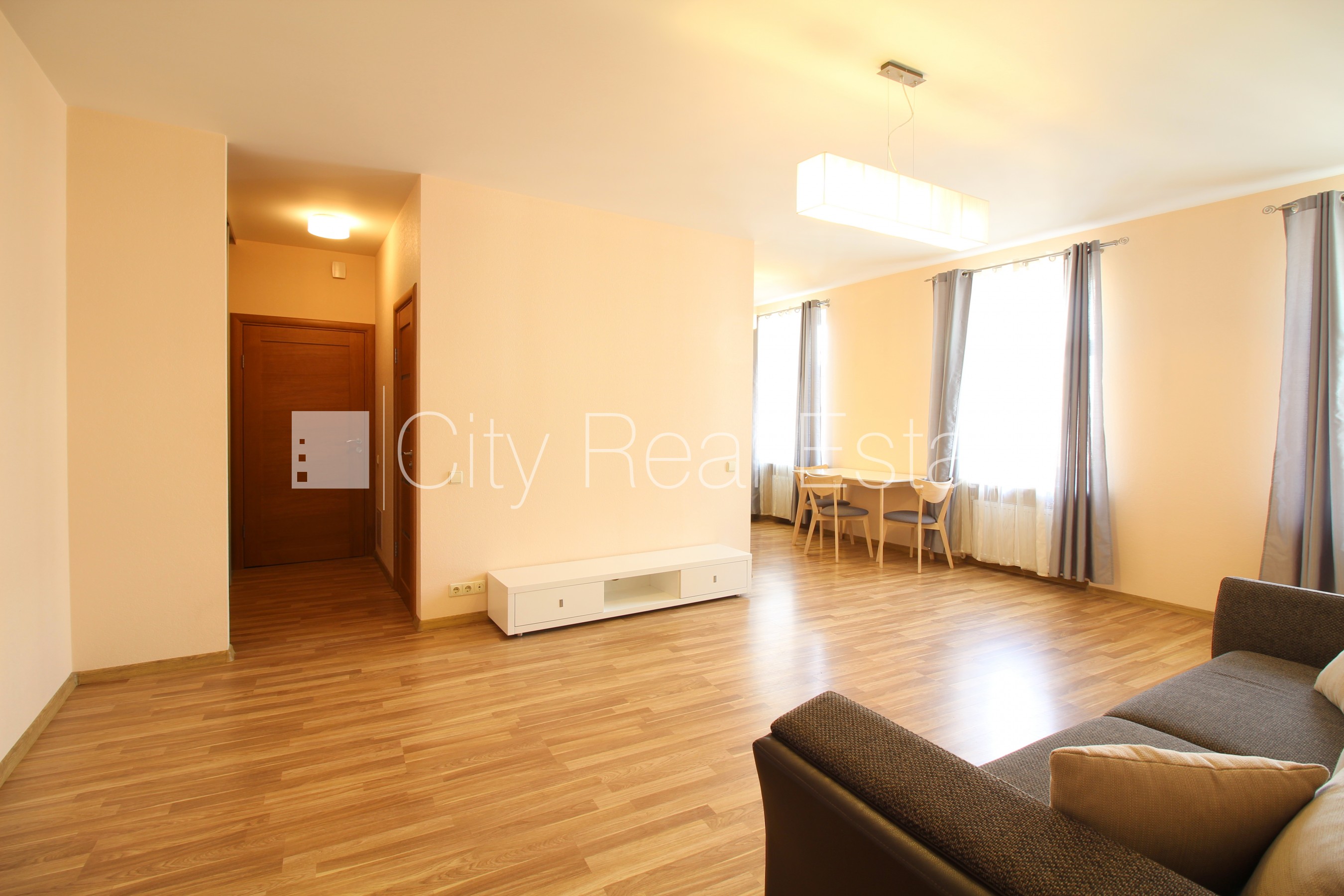 Sludinājumi. Renovēta māja, slēgts pagalms, ieeja no pagalma, kāpņu telpa pēc kosmētiskā remonta, logi vērsti uz Cena: 580 EUR/mēn Foto #1