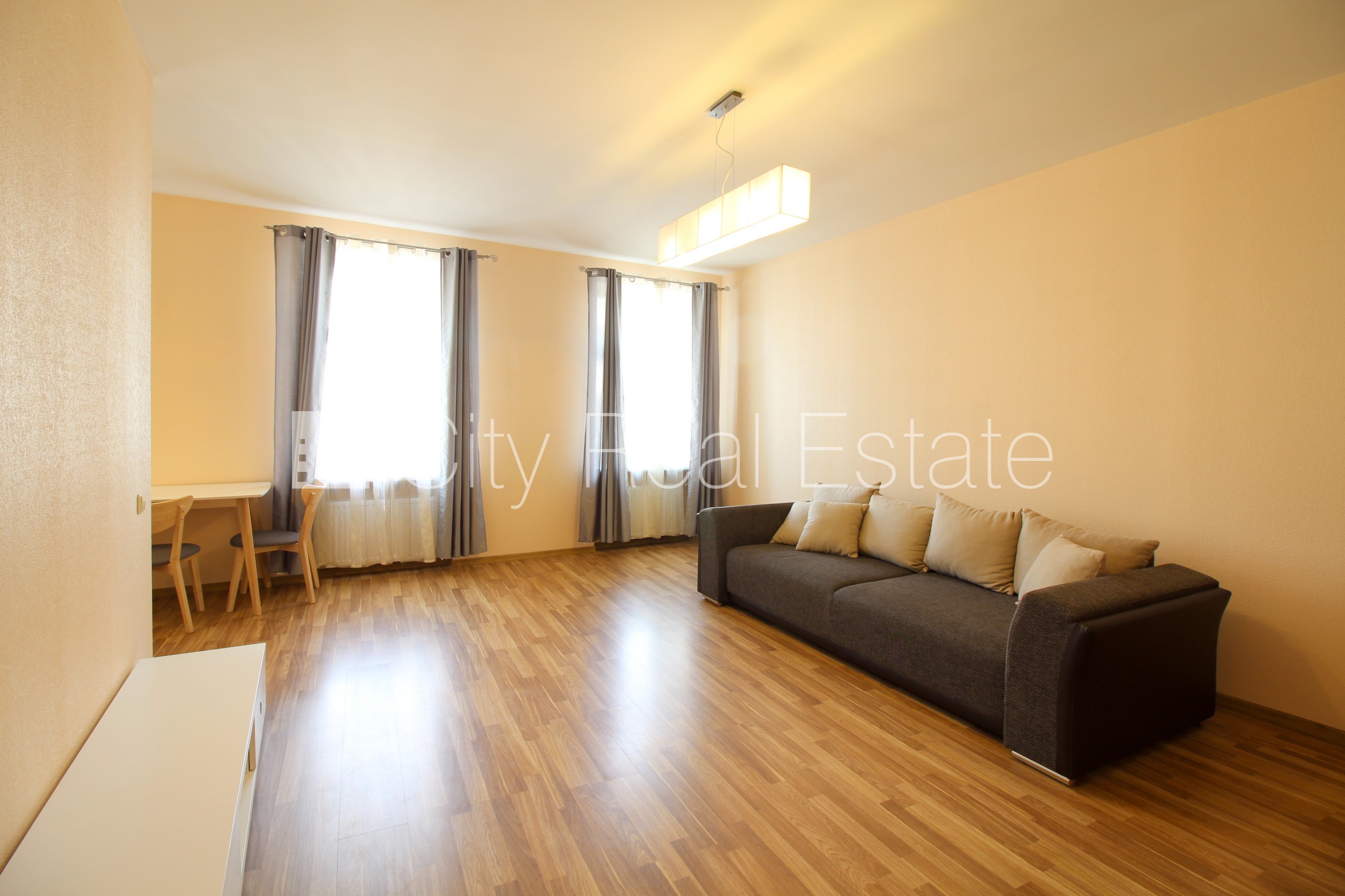 Sludinājumi. Renovēta māja, slēgts pagalms, ieeja no pagalma, kāpņu telpa pēc kosmētiskā remonta, logi vērsti uz Cena: 580 EUR/mēn Foto #2