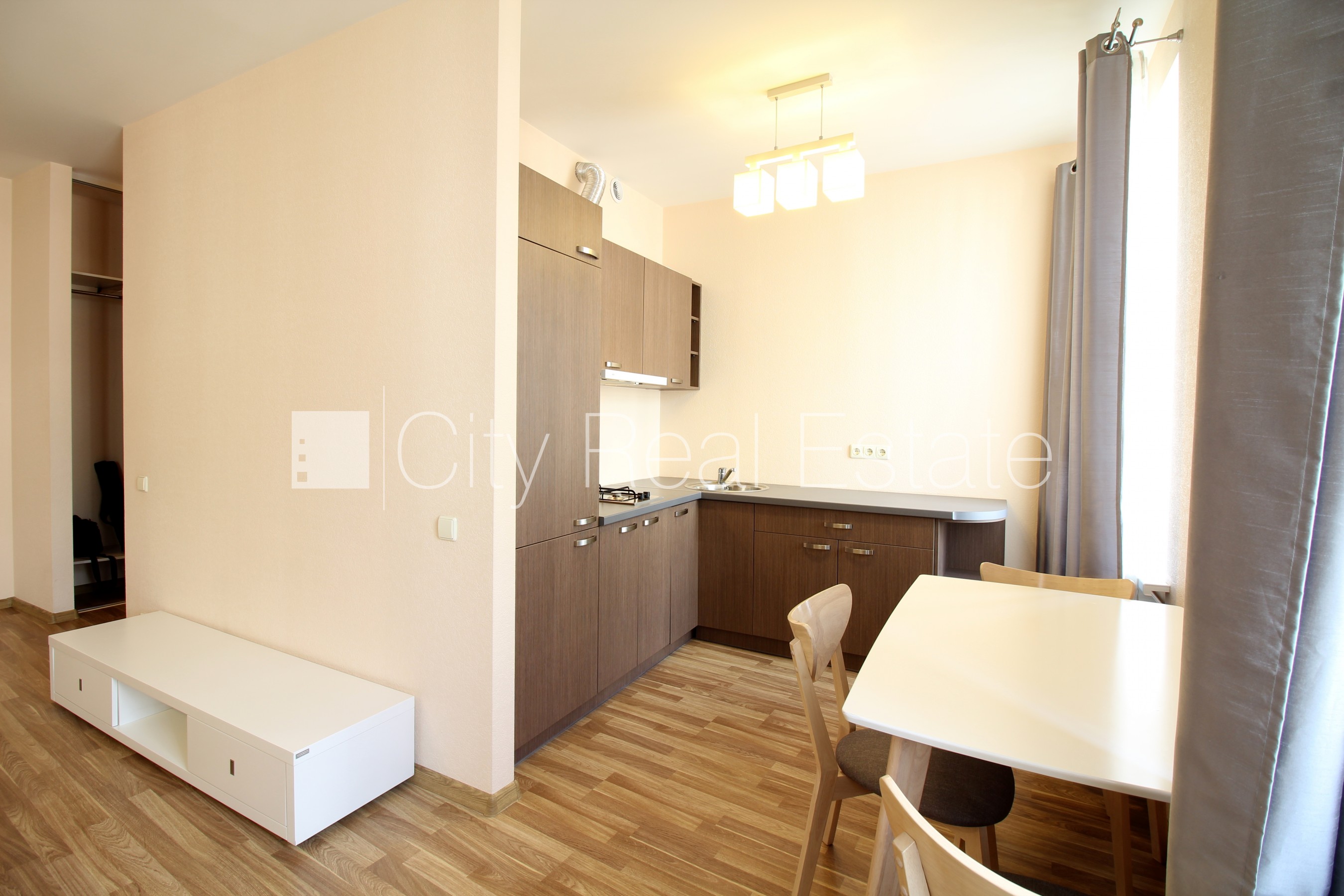 Sludinājumi. Renovēta māja, slēgts pagalms, ieeja no pagalma, kāpņu telpa pēc kosmētiskā remonta, logi vērsti uz Cena: 580 EUR/mēn Foto #3