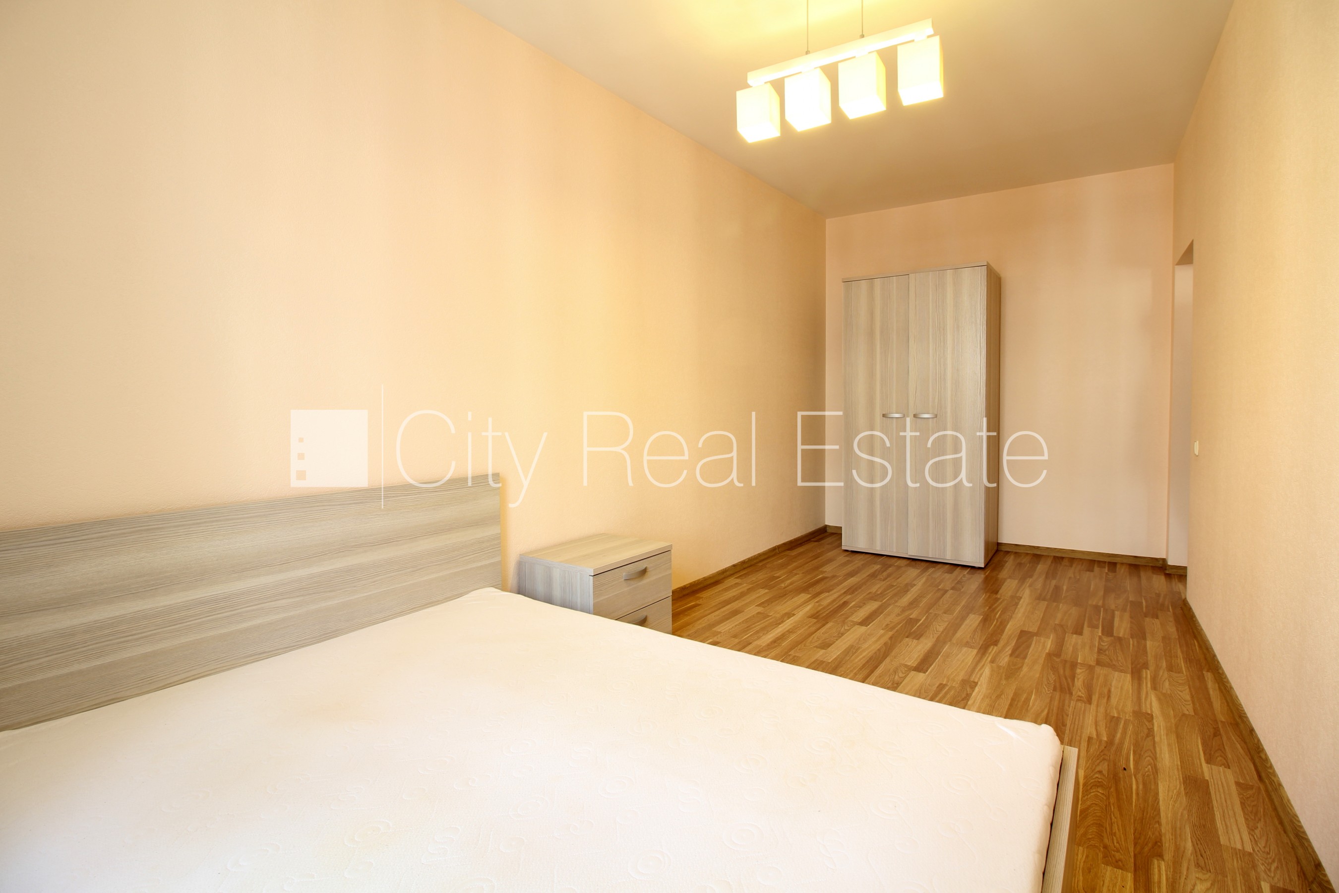 Sludinājumi. Renovēta māja, slēgts pagalms, ieeja no pagalma, kāpņu telpa pēc kosmētiskā remonta, logi vērsti uz Cena: 580 EUR/mēn Foto #4