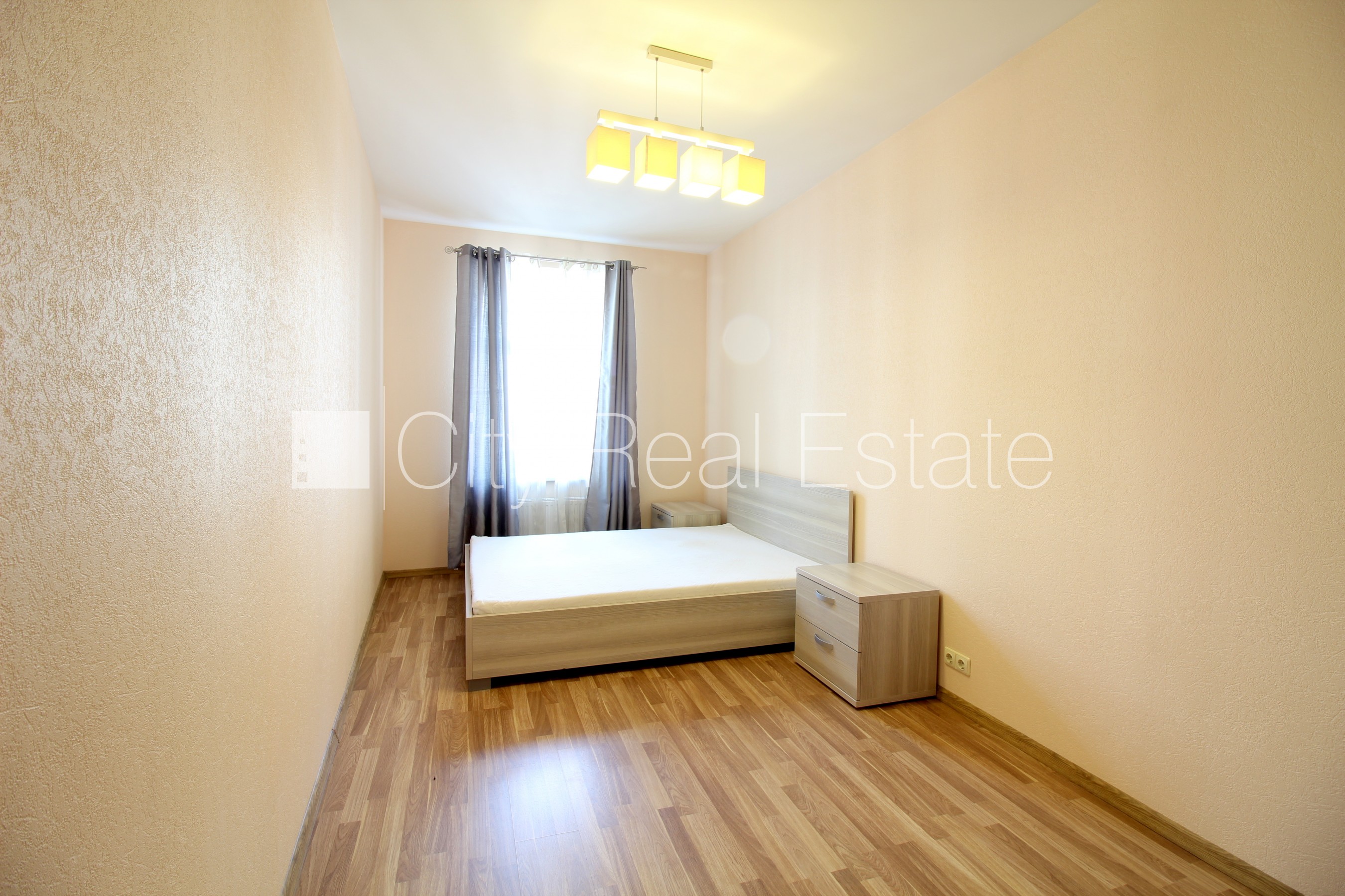 Sludinājumi. Renovēta māja, slēgts pagalms, ieeja no pagalma, kāpņu telpa pēc kosmētiskā remonta, logi vērsti uz Cena: 580 EUR/mēn Foto #5