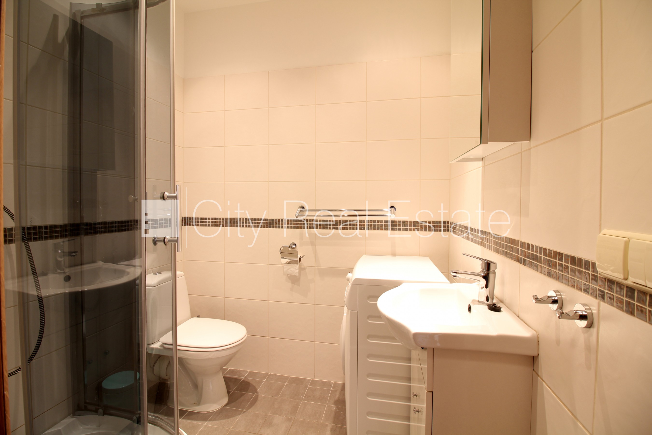 Sludinājumi. Renovēta māja, slēgts pagalms, ieeja no pagalma, kāpņu telpa pēc kosmētiskā remonta, logi vērsti uz Cena: 580 EUR/mēn Foto #6