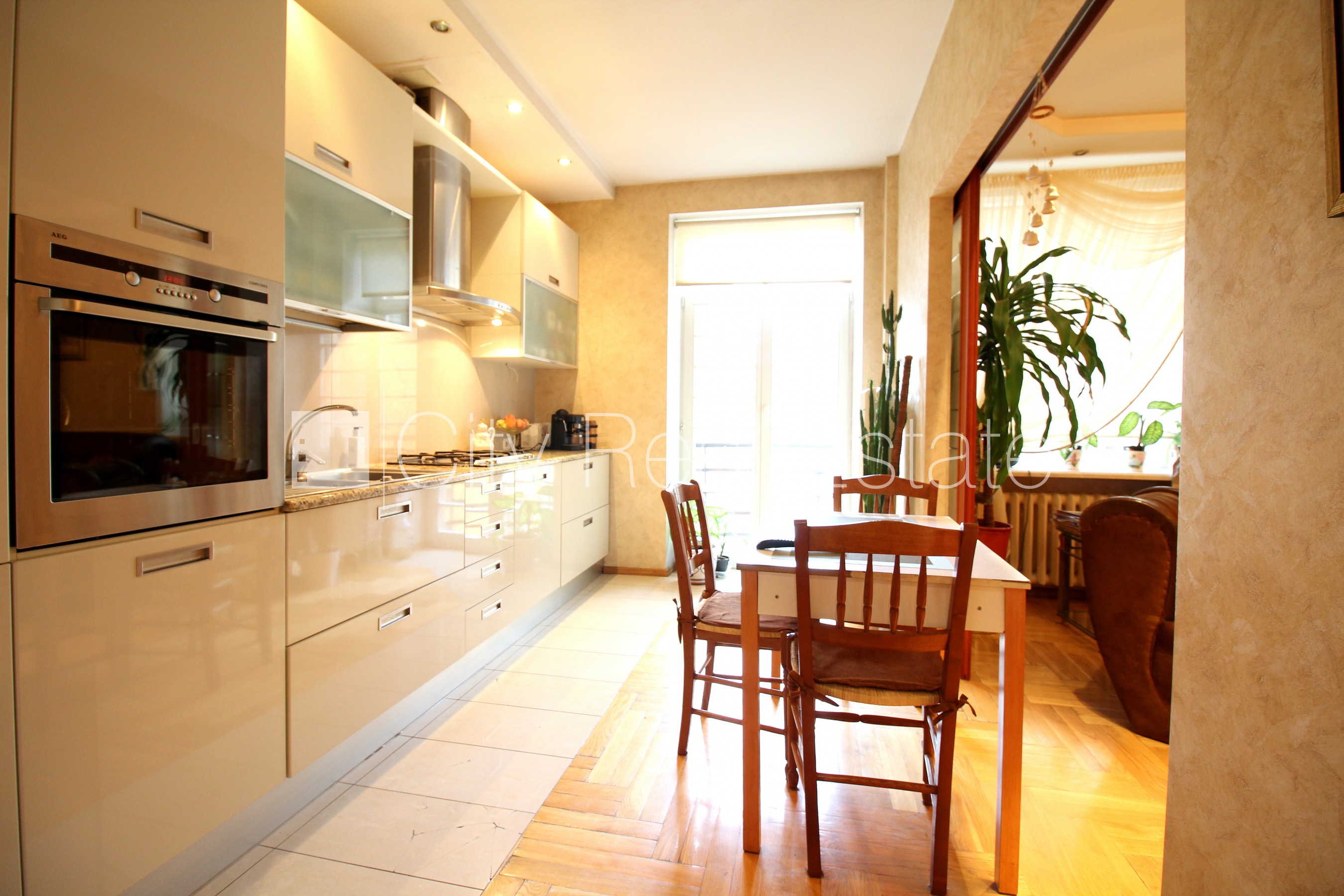 Sludinājumi. Zeme īpašumā, fasādes māja, ķieģeļu mūra sienas, slēgts pagalms, teritorijas iebrauktuves vārti Cena: 299950 EUR Foto #6