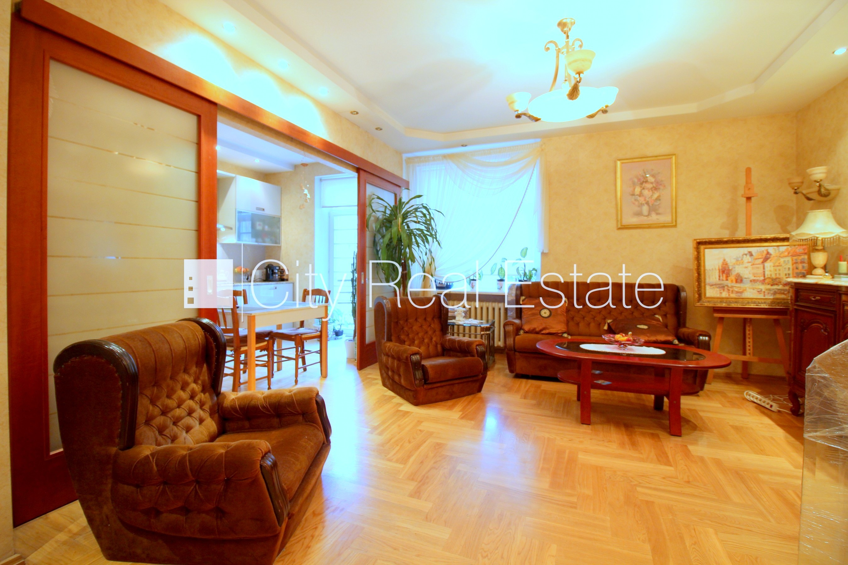 Sludinājumi. Zeme īpašumā, fasādes māja, ķieģeļu mūra sienas, slēgts pagalms, teritorijas iebrauktuves vārti Cena: 299950 EUR Foto #1