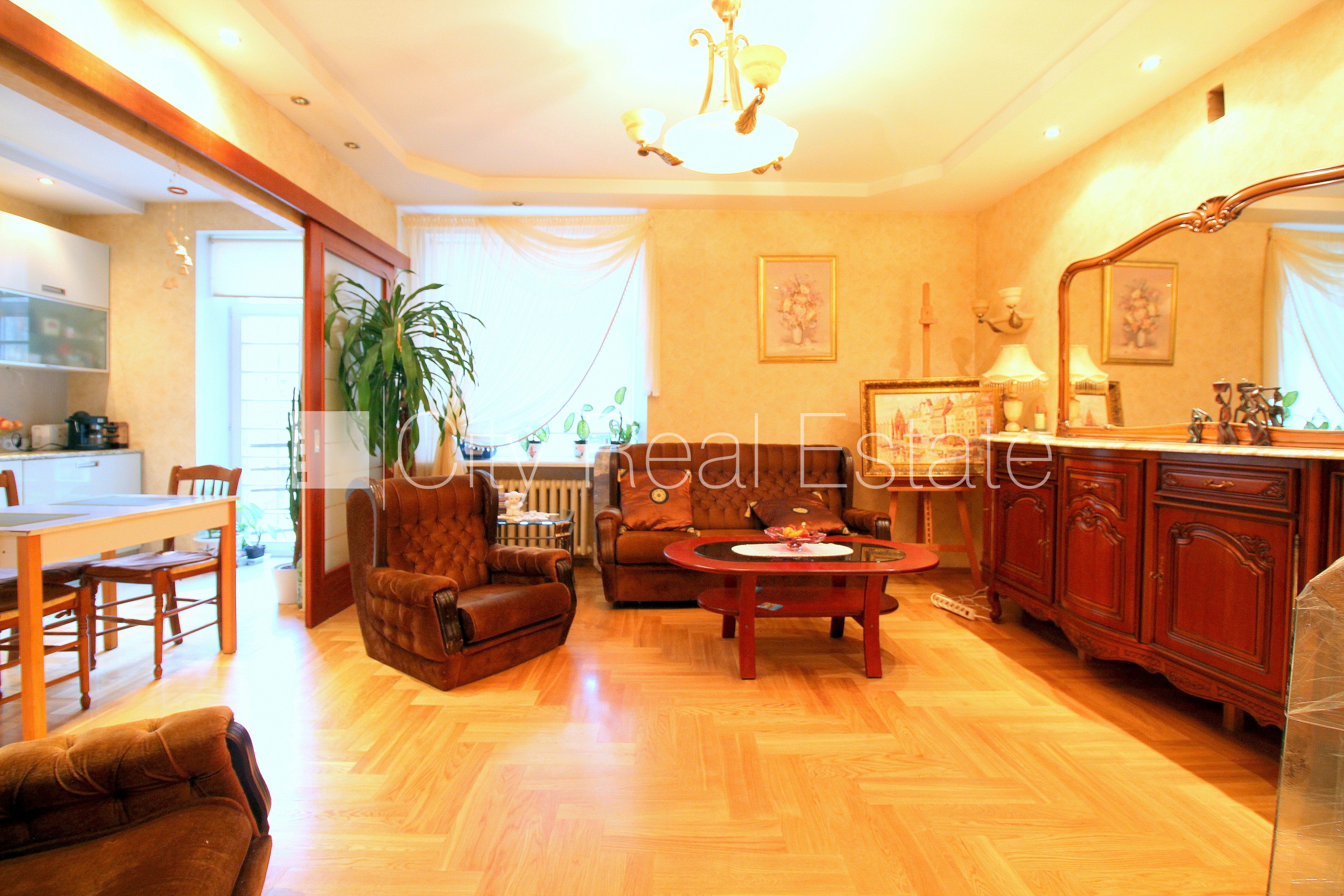 Sludinājumi. Zeme īpašumā, fasādes māja, ķieģeļu mūra sienas, slēgts pagalms, teritorijas iebrauktuves vārti Cena: 299950 EUR Foto #2