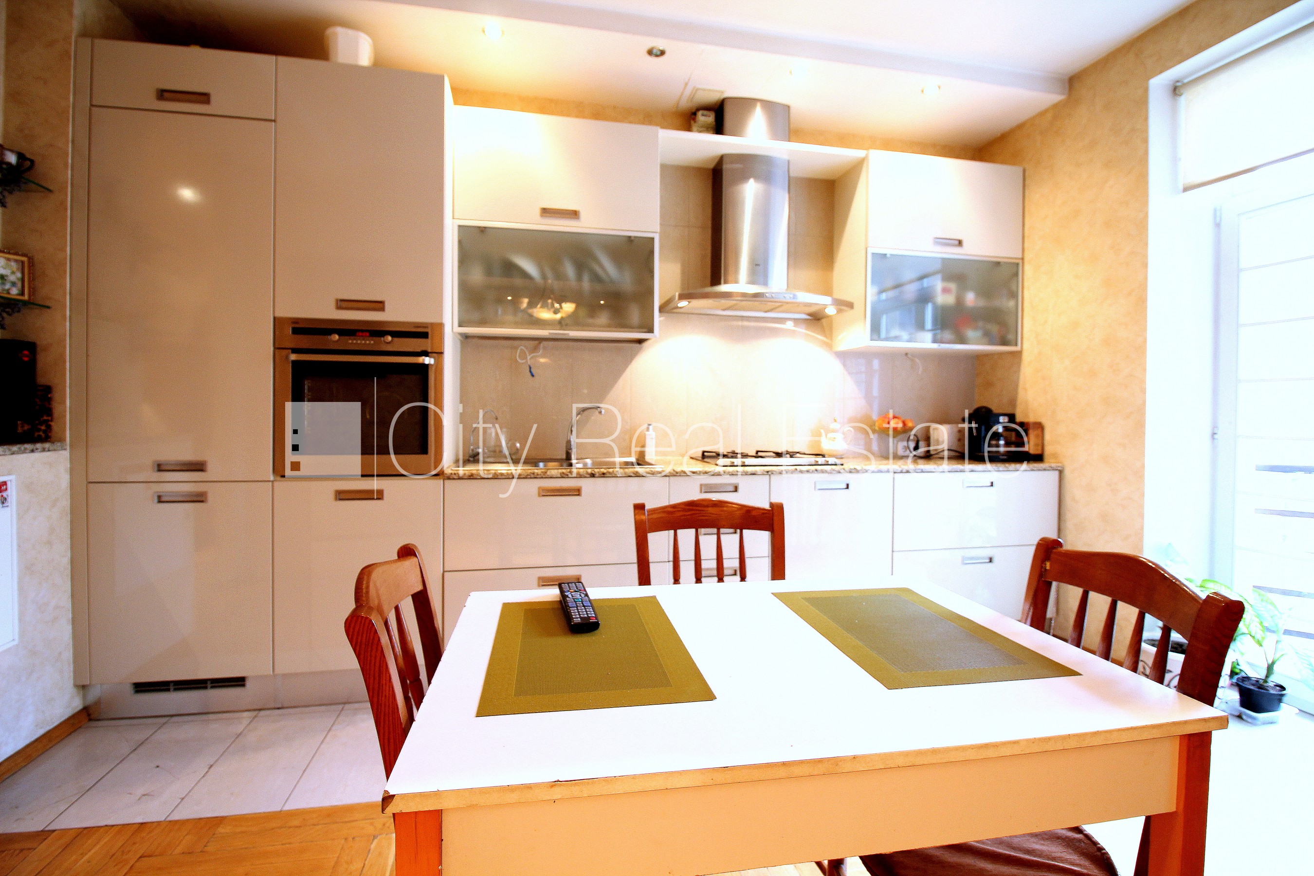 Sludinājumi. Zeme īpašumā, fasādes māja, ķieģeļu mūra sienas, slēgts pagalms, teritorijas iebrauktuves vārti Cena: 299950 EUR Foto #4