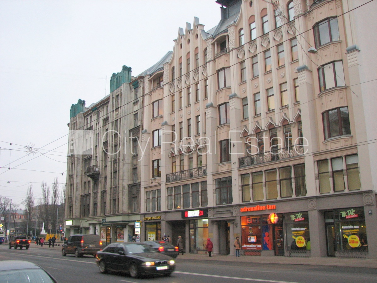 Sludinājumi. Fasādes māja, ieeja no ielas, ir lifts, kāpņu telpa pēc kapitālā remonta, lodžija, logi vērsti uz Cena: 155 EUR/mēn Foto #8