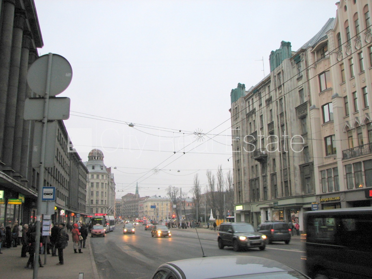 Sludinājumi. Fasādes māja, ieeja no ielas, ir lifts, kāpņu telpa pēc kapitālā remonta, lodžija, logi vērsti uz Cena: 155 EUR/mēn Foto #9