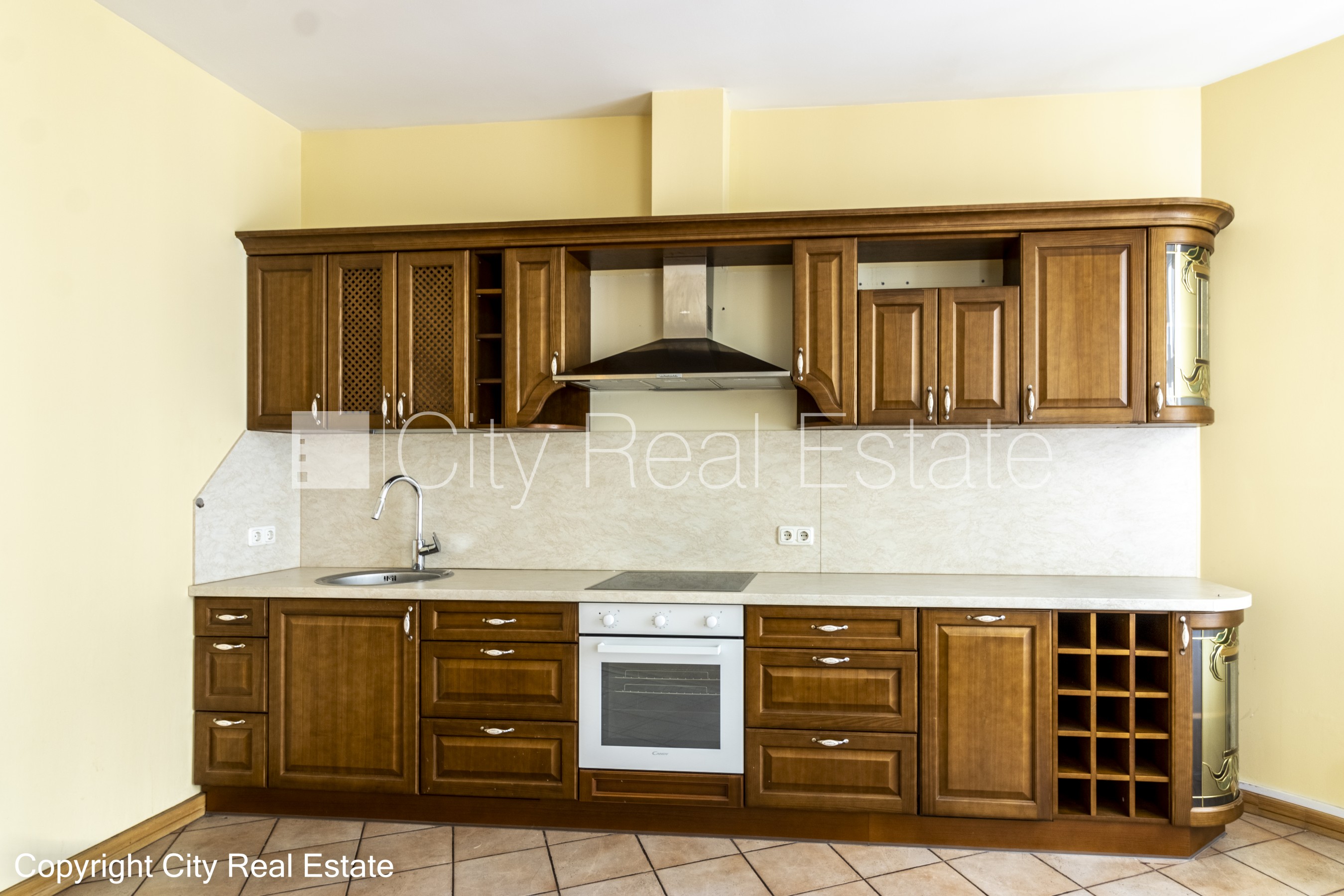 Sludinājumi. Fasādes māja, renovēta māja, labiekārtota apzaļumota teritorija, slēgta teritorija, ieeja no ielas Cena: 1235 EUR/mēn Foto #8