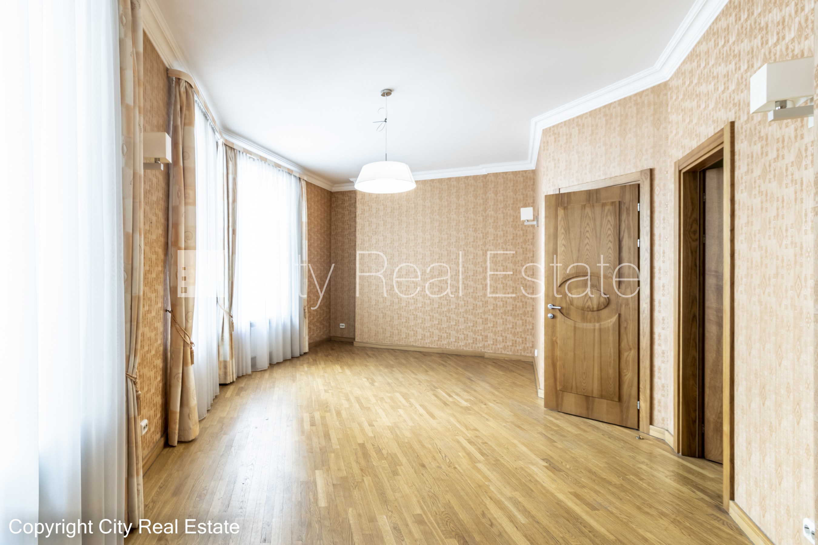 Sludinājumi. Fasādes māja, renovēta māja, labiekārtota apzaļumota teritorija, slēgta teritorija, ieeja no ielas Cena: 1235 EUR/mēn Foto #13