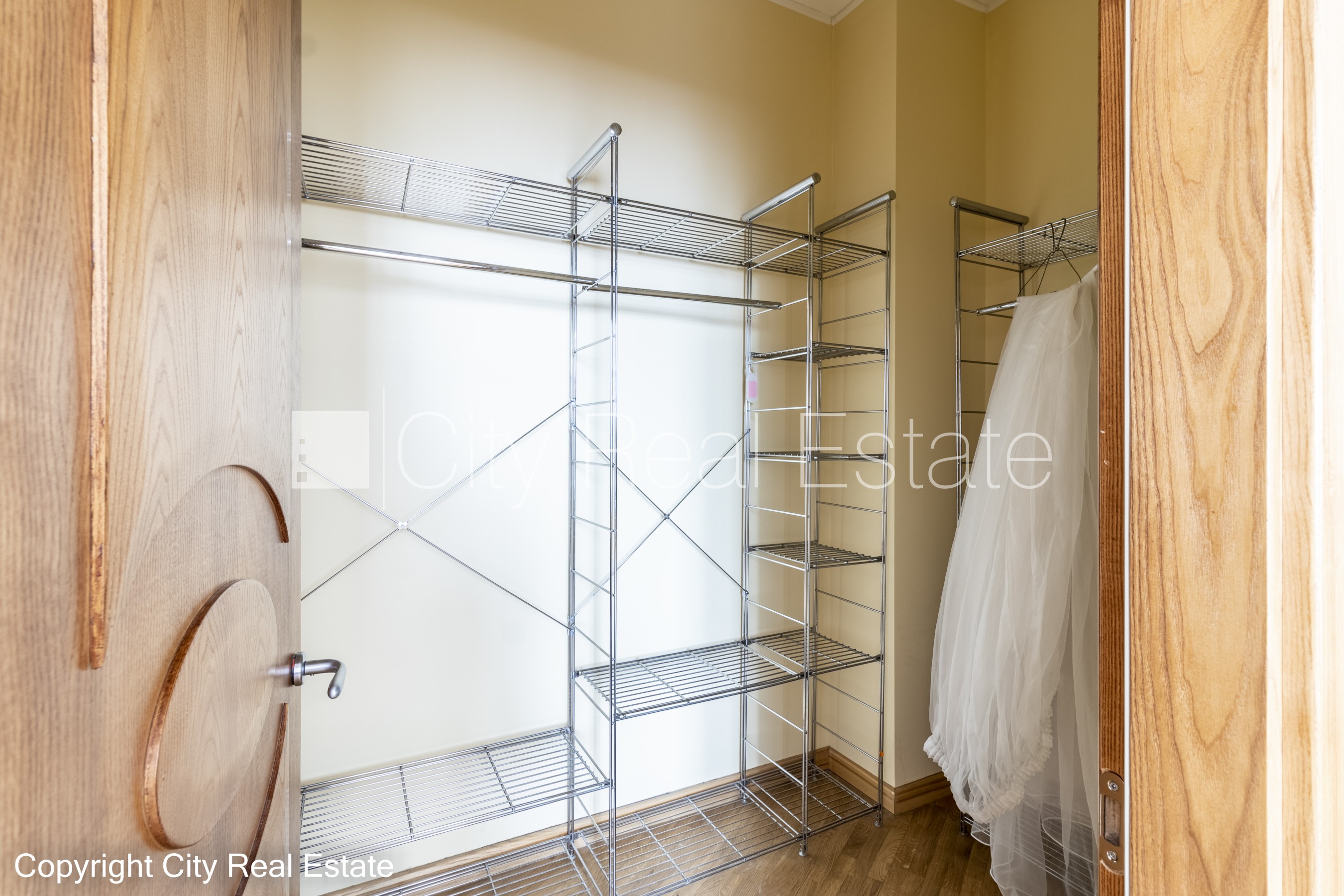 Sludinājumi. Fasādes māja, renovēta māja, labiekārtota apzaļumota teritorija, slēgta teritorija, ieeja no ielas Cena: 1235 EUR/mēn Foto #20