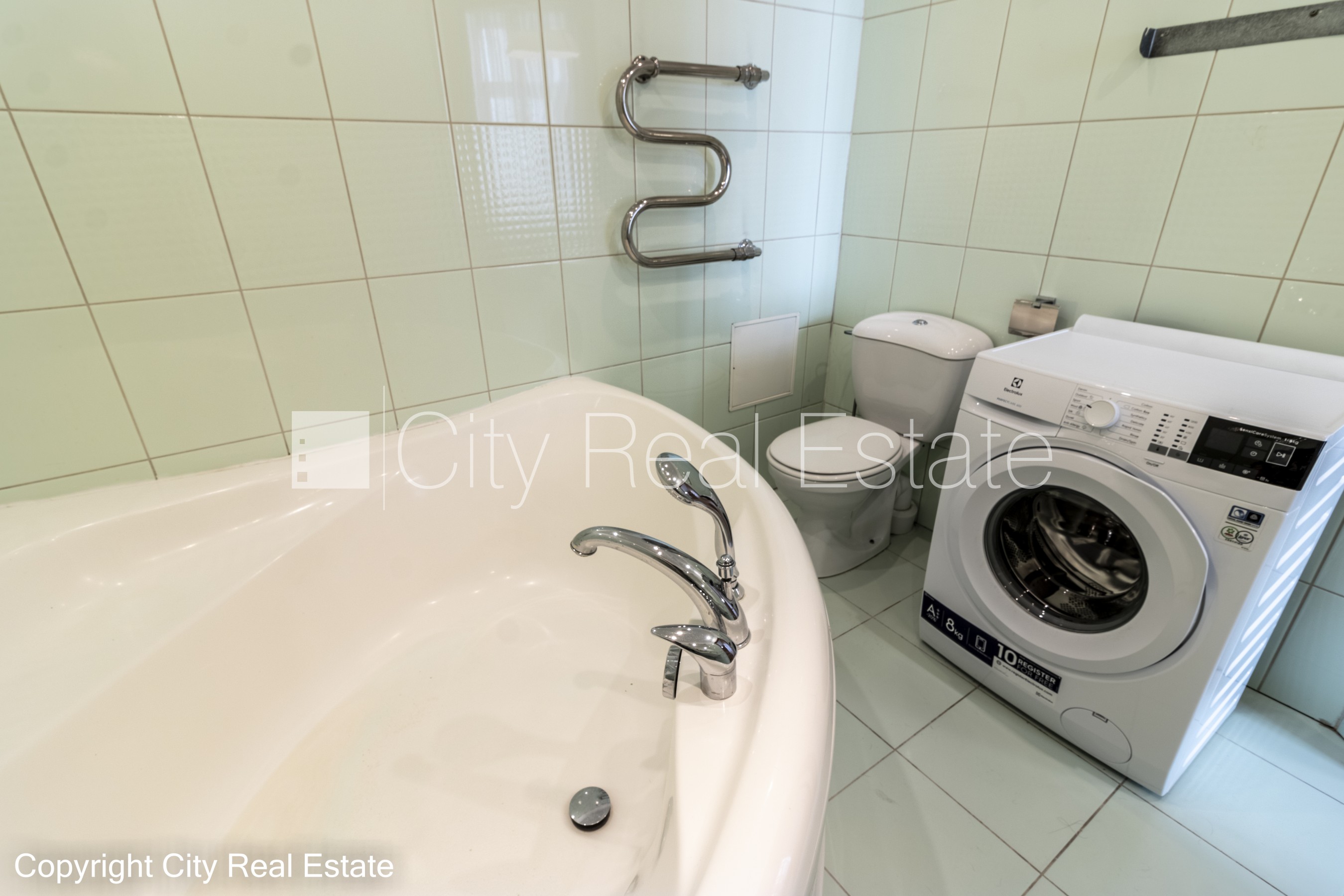 Sludinājumi. Fasādes māja, renovēta māja, labiekārtota apzaļumota teritorija, slēgta teritorija, ieeja no ielas Cena: 1235 EUR/mēn Foto #18