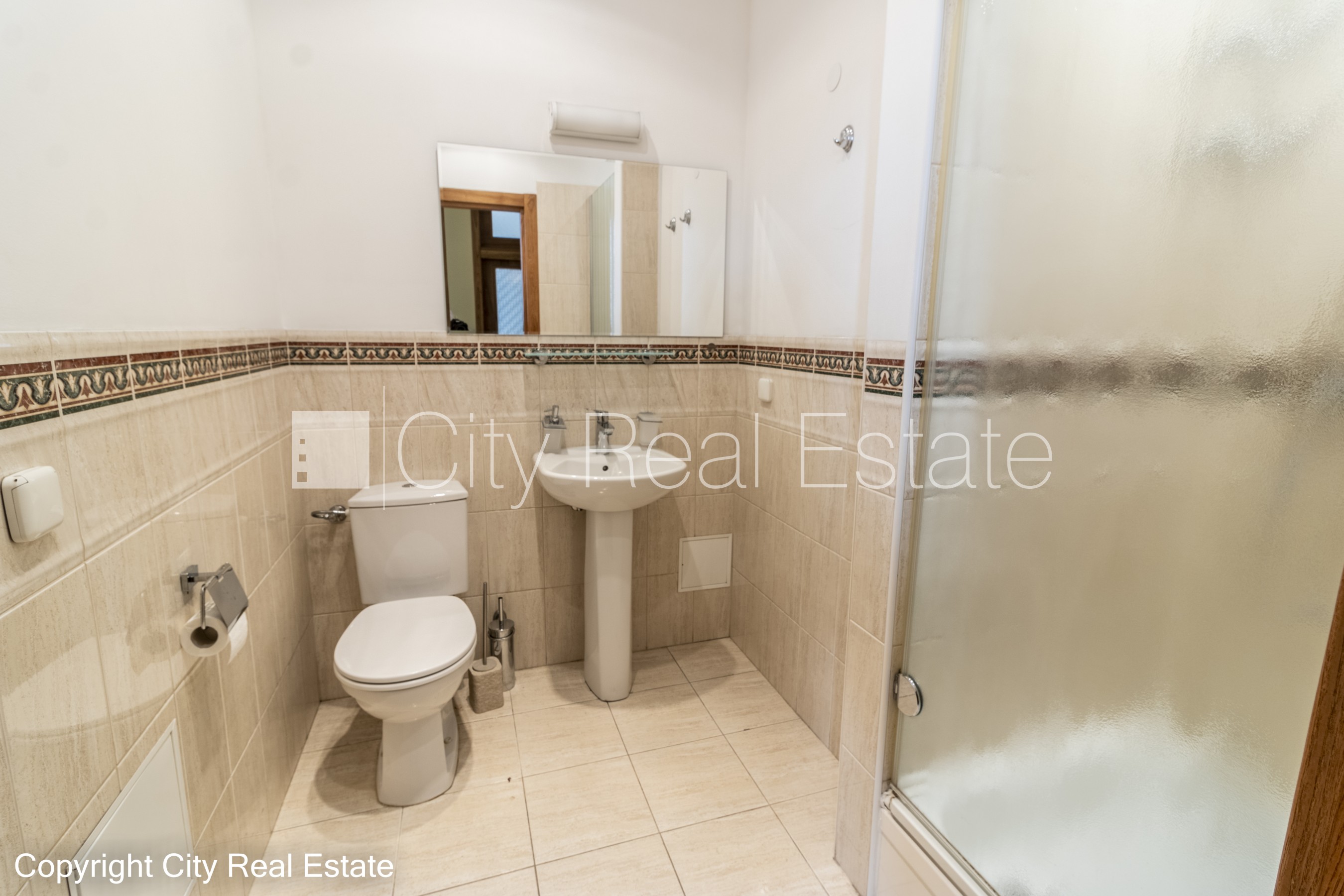 Sludinājumi. Fasādes māja, renovēta māja, labiekārtota apzaļumota teritorija, slēgta teritorija, ieeja no ielas Cena: 1235 EUR/mēn Foto #19