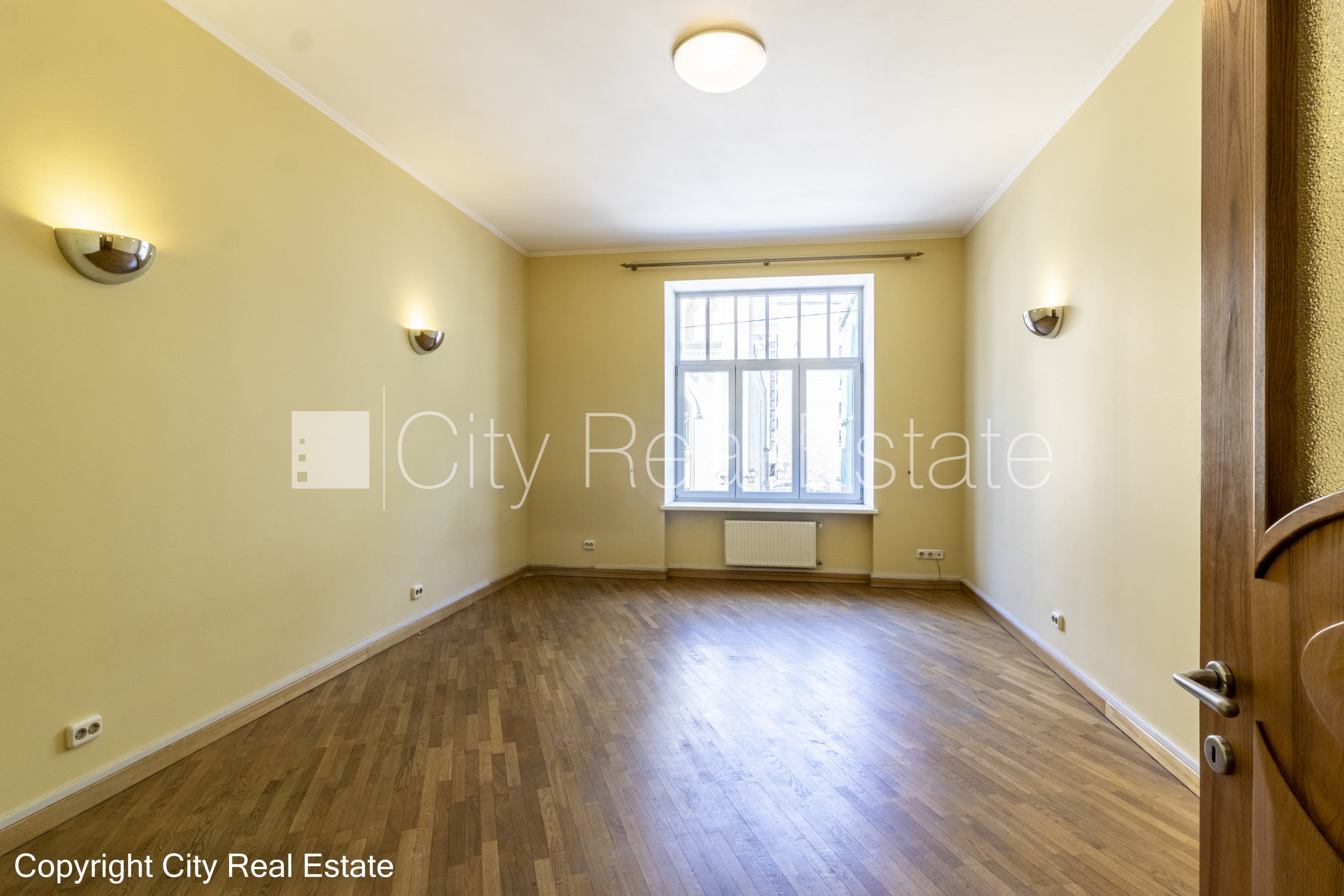 Sludinājumi. Fasādes māja, renovēta māja, labiekārtota apzaļumota teritorija, slēgta teritorija, ieeja no ielas Cena: 1235 EUR/mēn Foto #15